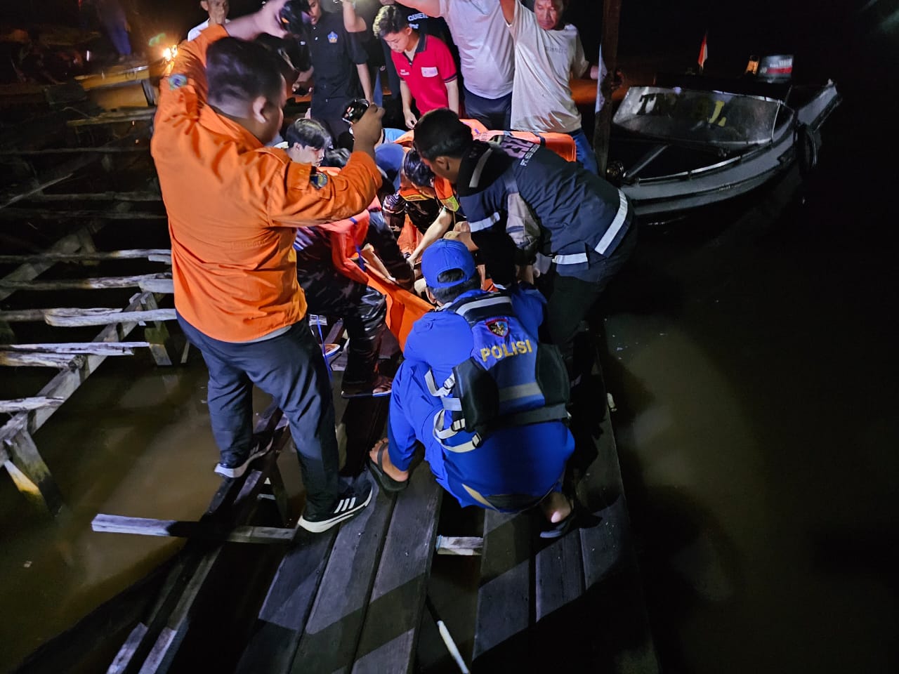 Polisi Perairan Sisir Sungai Kapuas Cari Warga Hilang di Selat Hilir