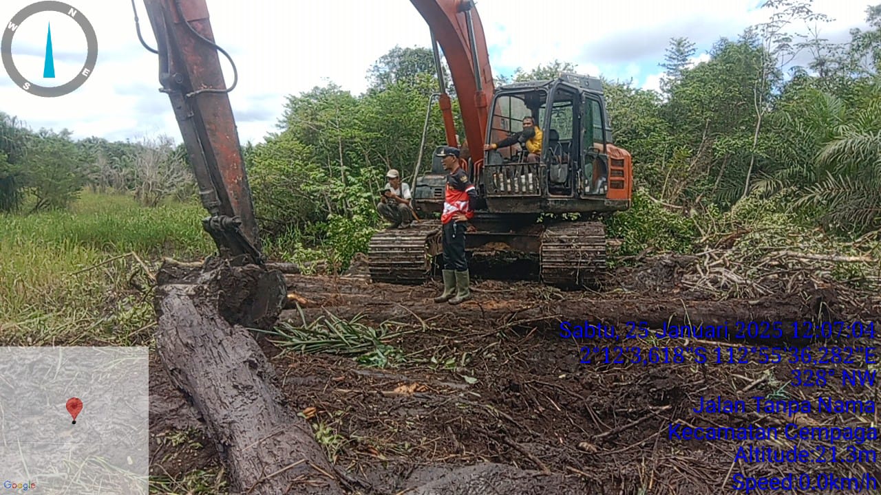 <p>Tampak Kades Patai, Hendrik K. Sedang memantau Excavator melakukan pengerukan di sungai Desa Patai. </p>