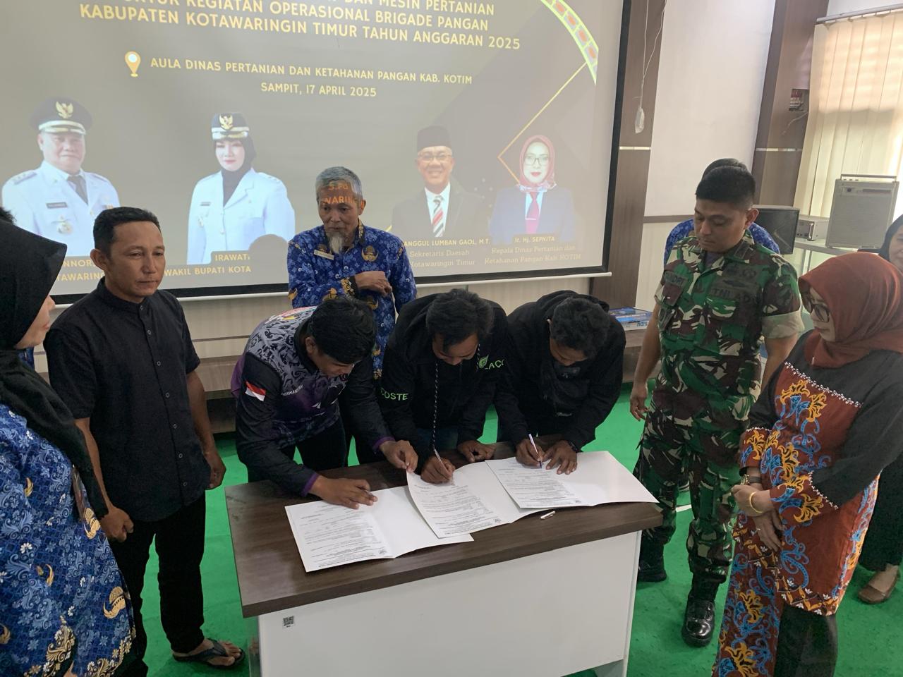 <p>Penandatanganan berita acara serah terima Alsintan kepada Brigade Pangan, bertempat di Aula Dinas Pertanian dan Ketahanan Pangan Kotim, baru-baru tadi. </p>