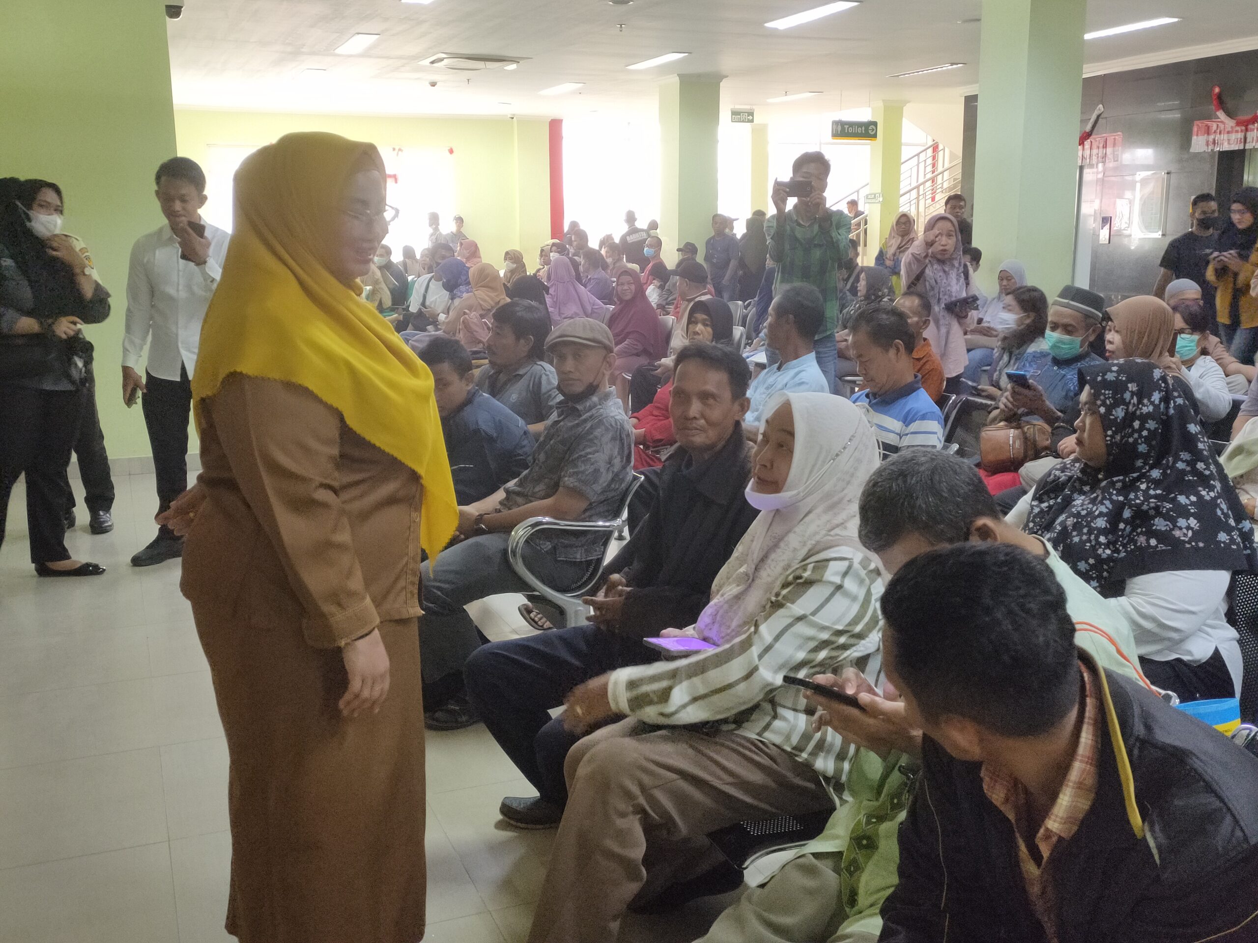 <p>Hari pertama kerja, Wakil Bupati Kotim Irawati lakukan sidak ke RSUD dr Murjani Sampit, Selasa (8/4/2025).</p>