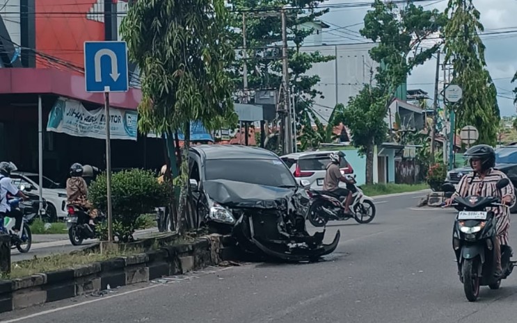 <p>Terlihat mobil saat menghantam trotoar di Jalan HM Arsyad, Kota Sampit.</p>