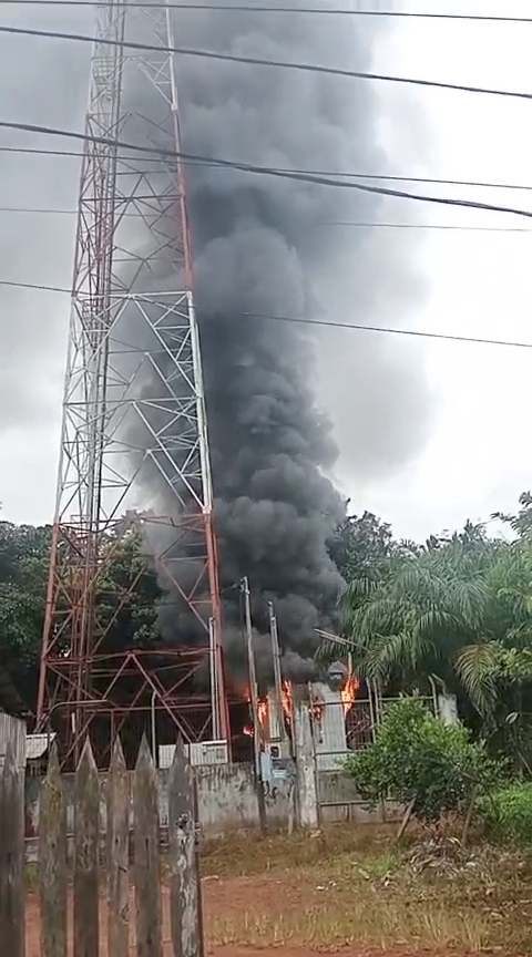 <p>Kebakaran Box Smelter di Desa Patai, Kecamatan Cempaga, Kabupaten Kotim, Kamis, (24/4/2025)</p>