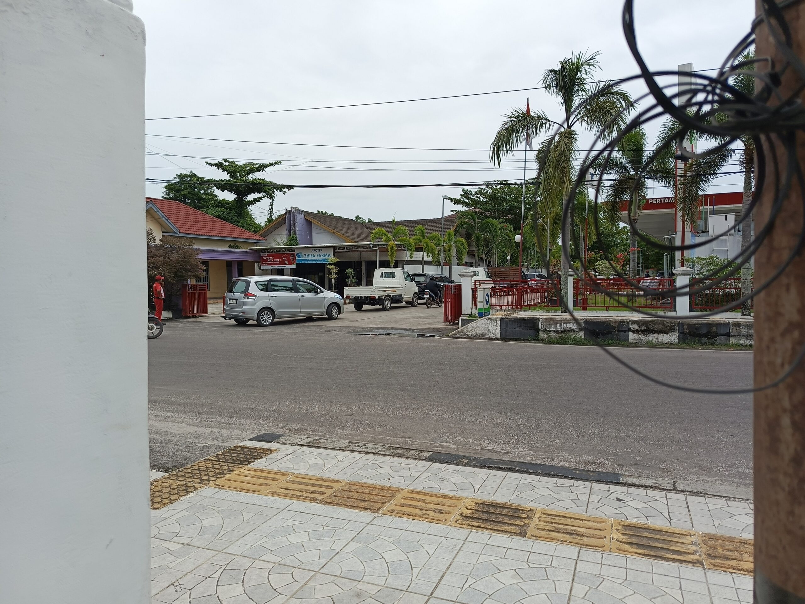 <p>Nampak jalur BBM Subsidi jenis Pertalite di salah satu SPBU di Kota Sampit mengular hingga ke ruas jalan. </p>