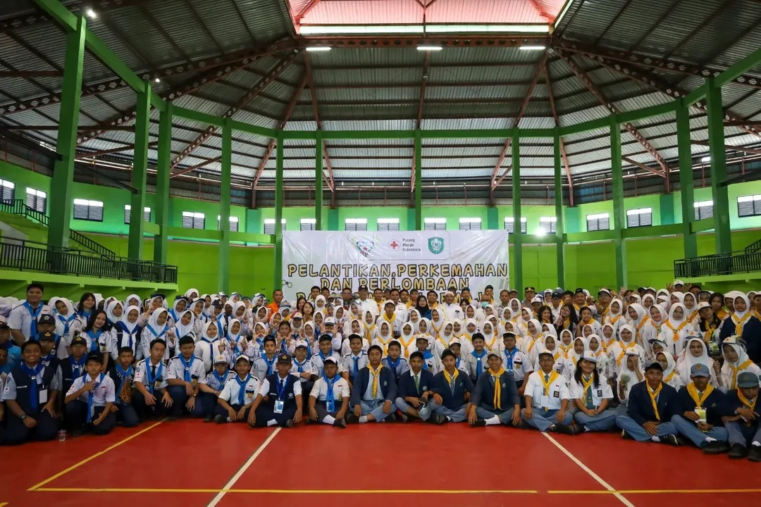 <p>Wabup Kotim, Irawati bersama jajaran saat foto bersama dengan para siswa yang resmi dilantik sebagai PMR, di Gedung Voli Indoor Sampit, Sabtu (3/5/2025). </p>