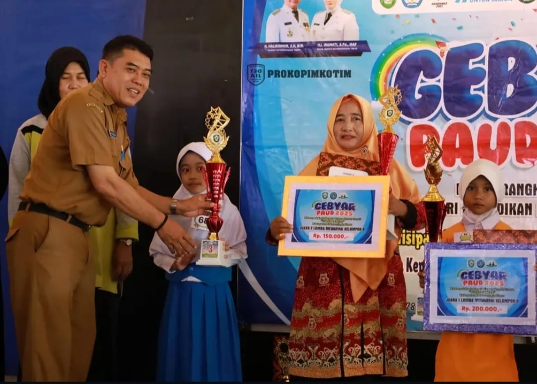 <p>Kadisdik Kotim M Irfansyah saat menyerahkan hadiah lomba Gebyar PAUD Hardiknas 2025,</p>