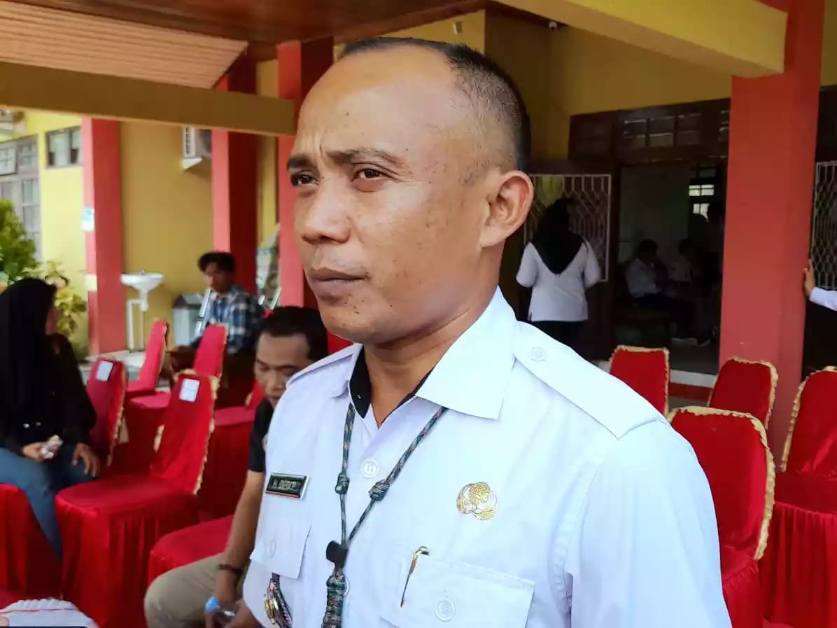 <p>Camat Pulau Hanaut, Dedi Purwanto. </p>