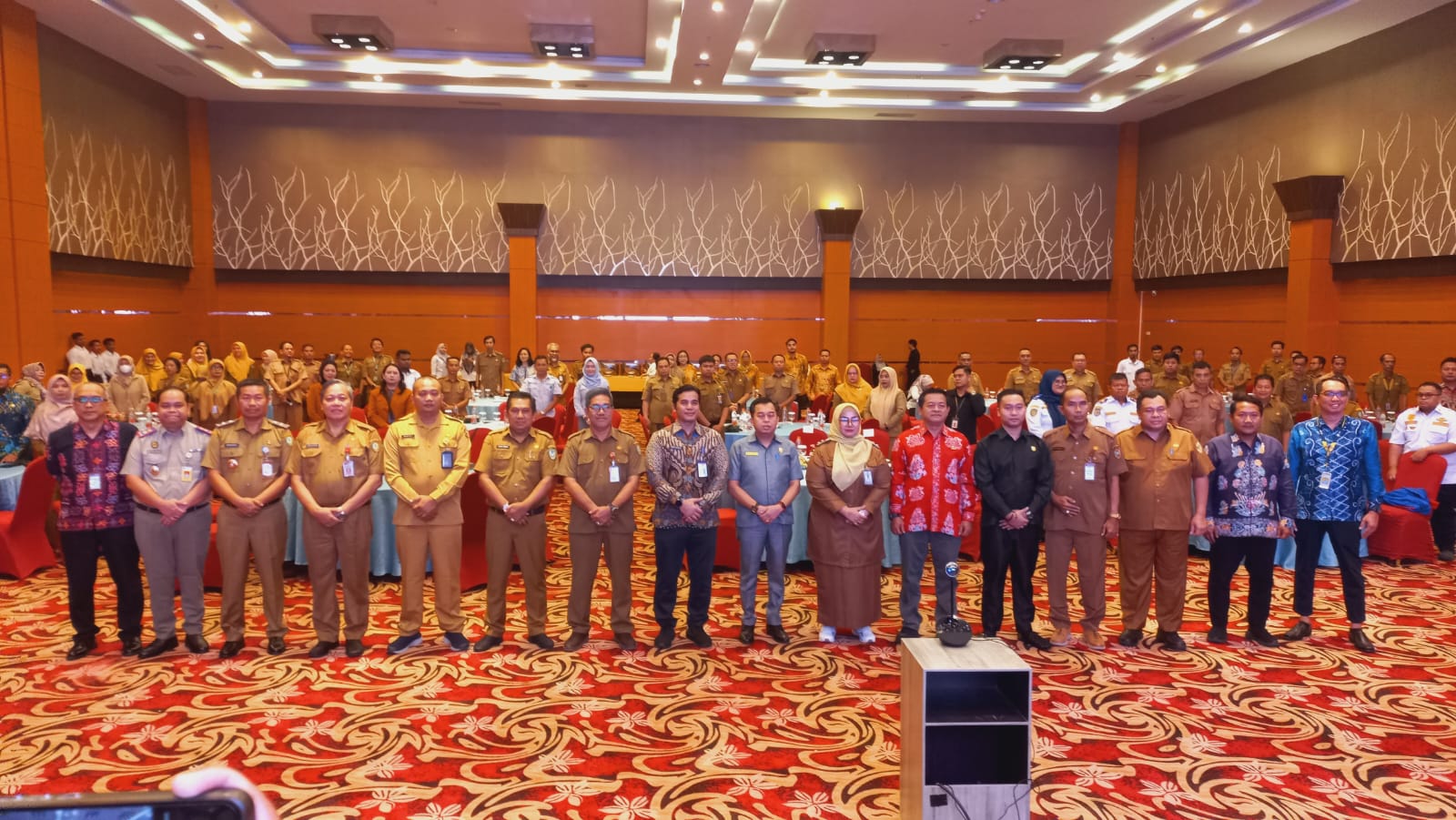 <p>Wakil Kotim, Irawati bersama jajaran saat membuka kegiatan Rapat Koordinasi Optimalisasi Pendapatan Pajak Daerah dan Retribusi Daerah Kabupaten Kotim Tahun 2025, yang digelar di Aquarius Boutique Hotel Sampit, Selasa (27/5/2025).</p>