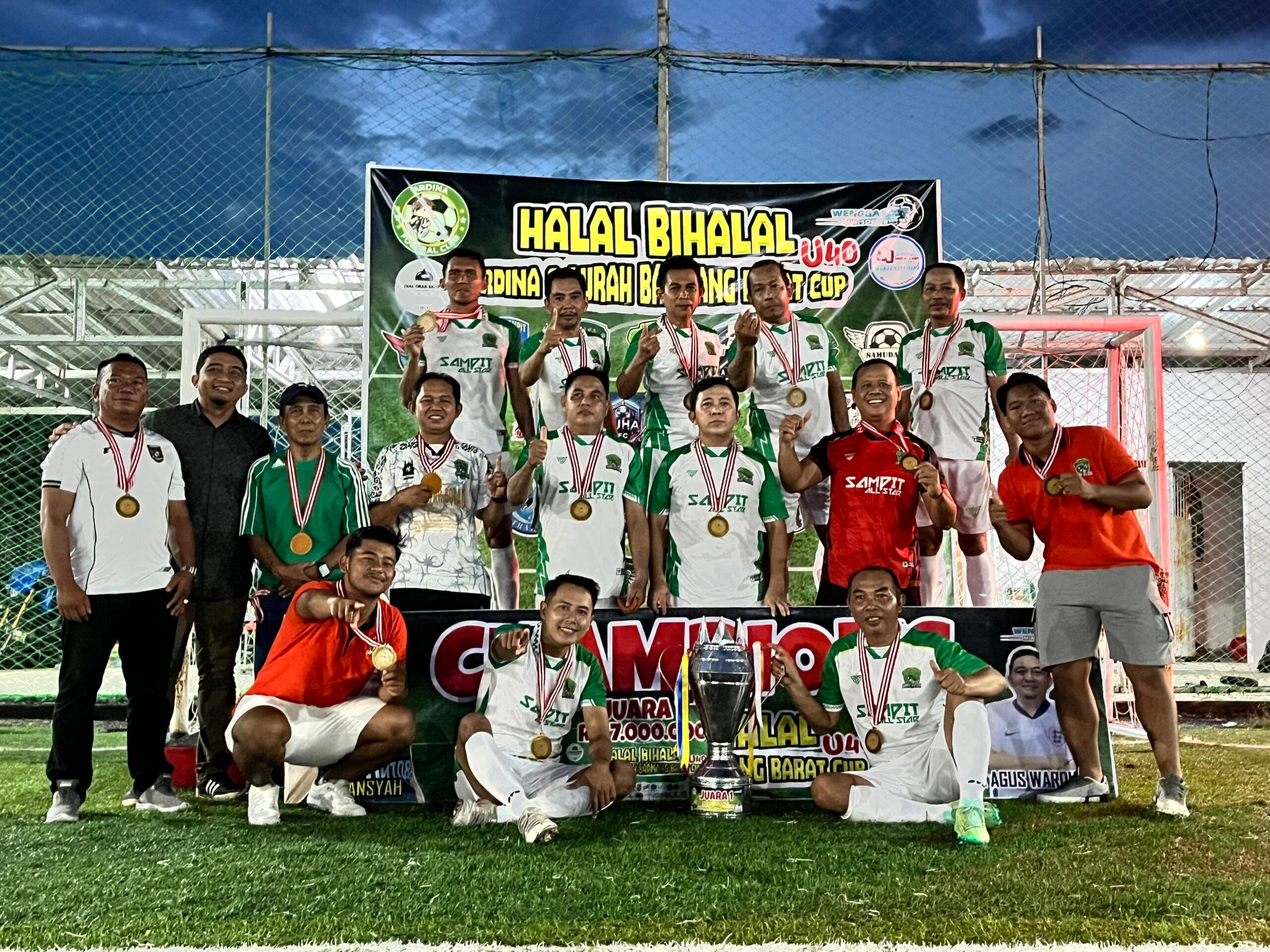 <p>Foto: Sampit all star saat berhasil menjadi juara turnamen halal Bihalal Ardina dan Lurah Baamang Barat Cup 2025.</p>