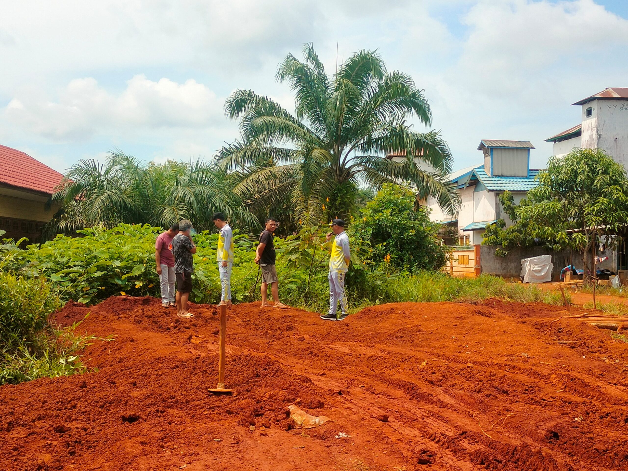 <p>Kades Patai, Hendrik K. saat melihat langsung lokasi pembangunan Pasar Desa Permanen di wilayahnya. </p>