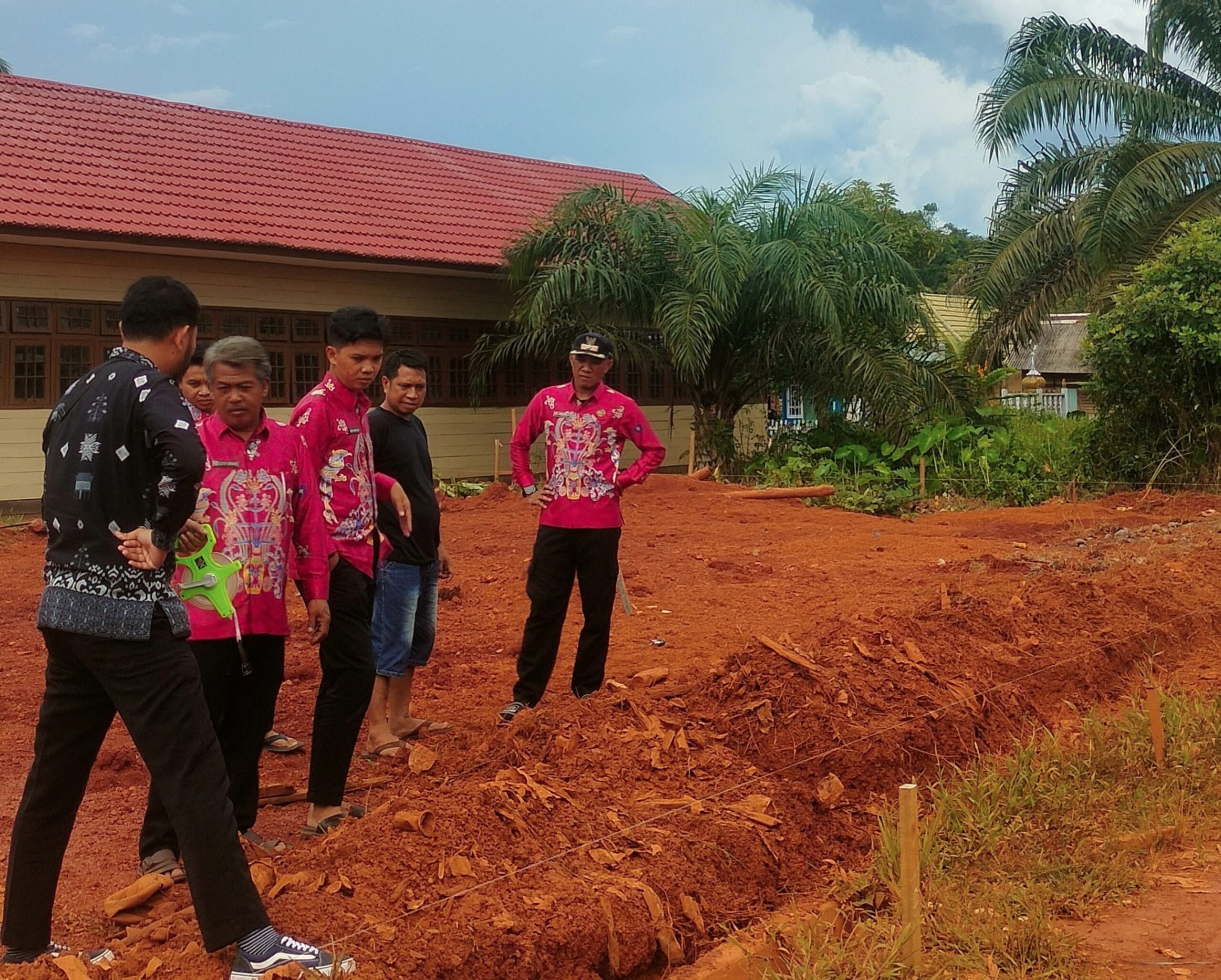 <p>Kepala Desa Patai, Kecamatan Cempaga, Hendrik saat mengecek lokasi pembangunan pasar desa. </p>