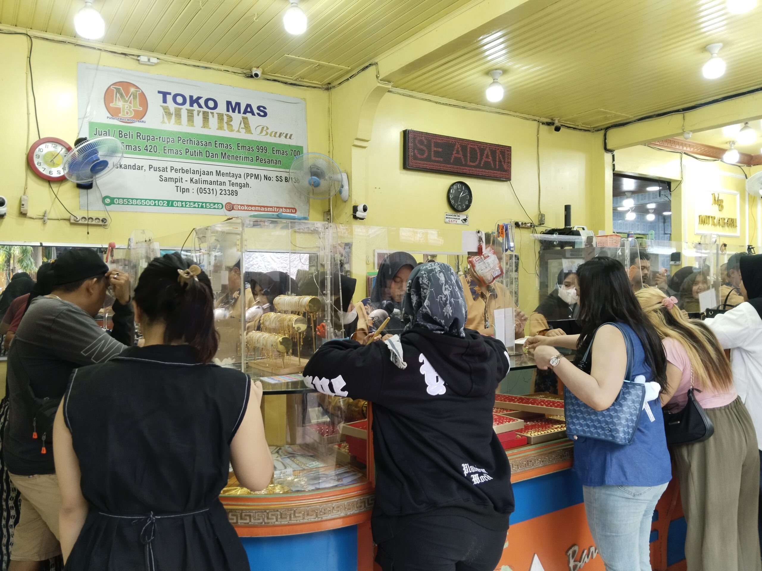 <p>Tampak Toko Mas Mitra Baru sedang dipadati pemburu perhiasan</p>