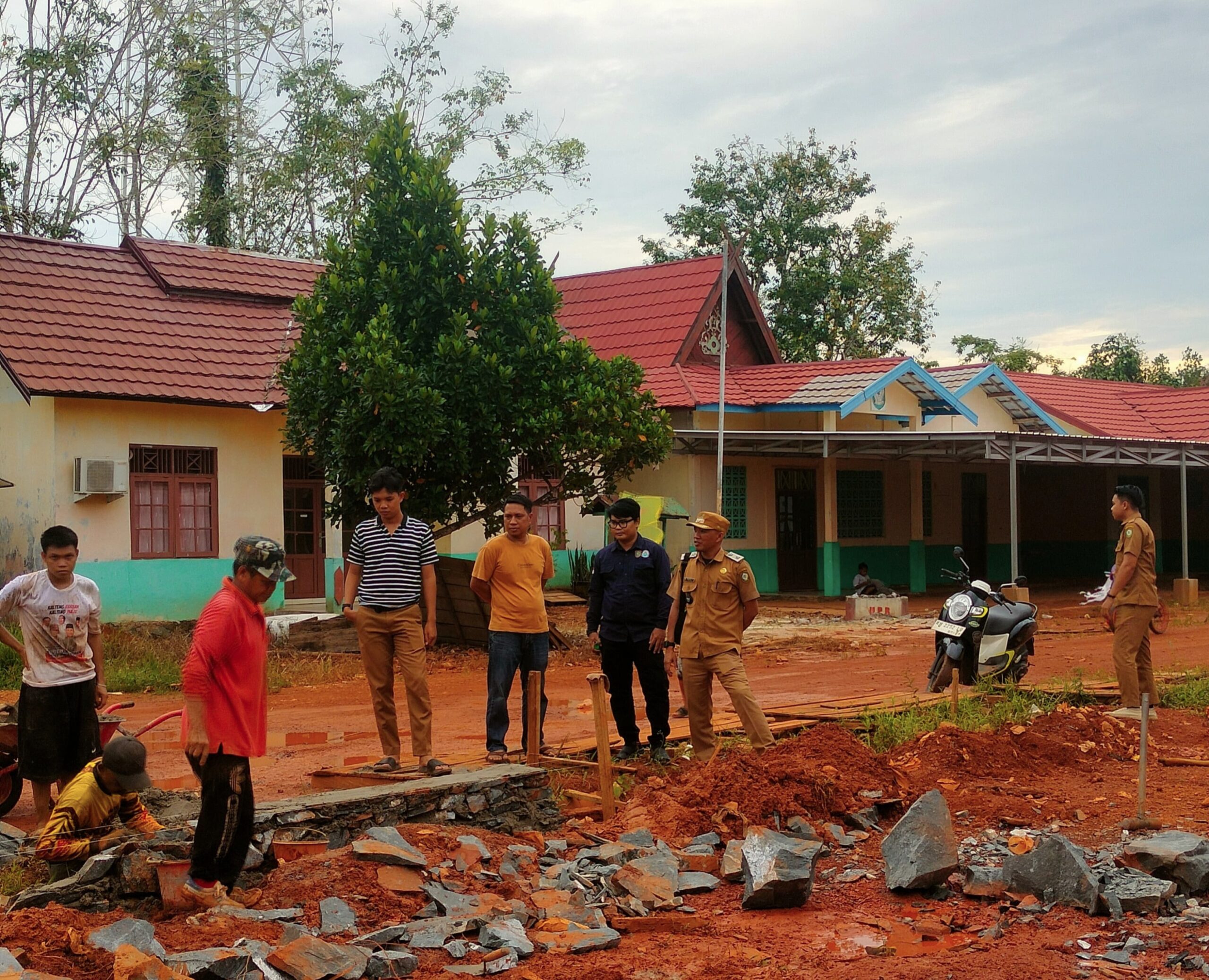 <p>Pembangunan siring pondasi pasar Desa Patai, Kecamatan Cempaga.</p>