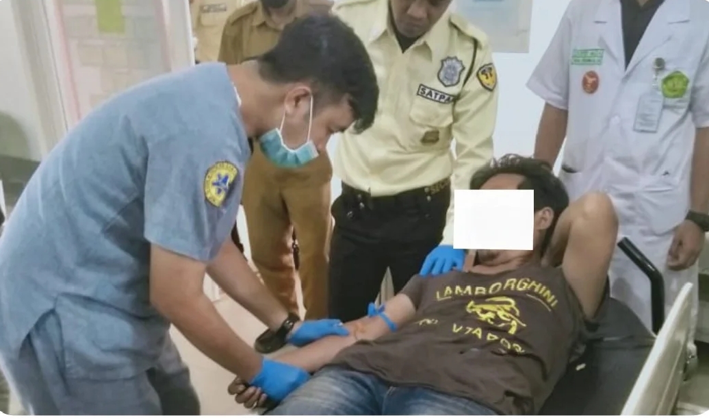 <p>Petugas kesehatan RSUD dr. Murjani Sampit saat melakukan pemeriksaan terhadap pasien penyandang disabilitas mental berinisial HS, yang berasal dari Desa Terantang, Kecamatan Seranau, pada Senin (2/6/2025). </p>