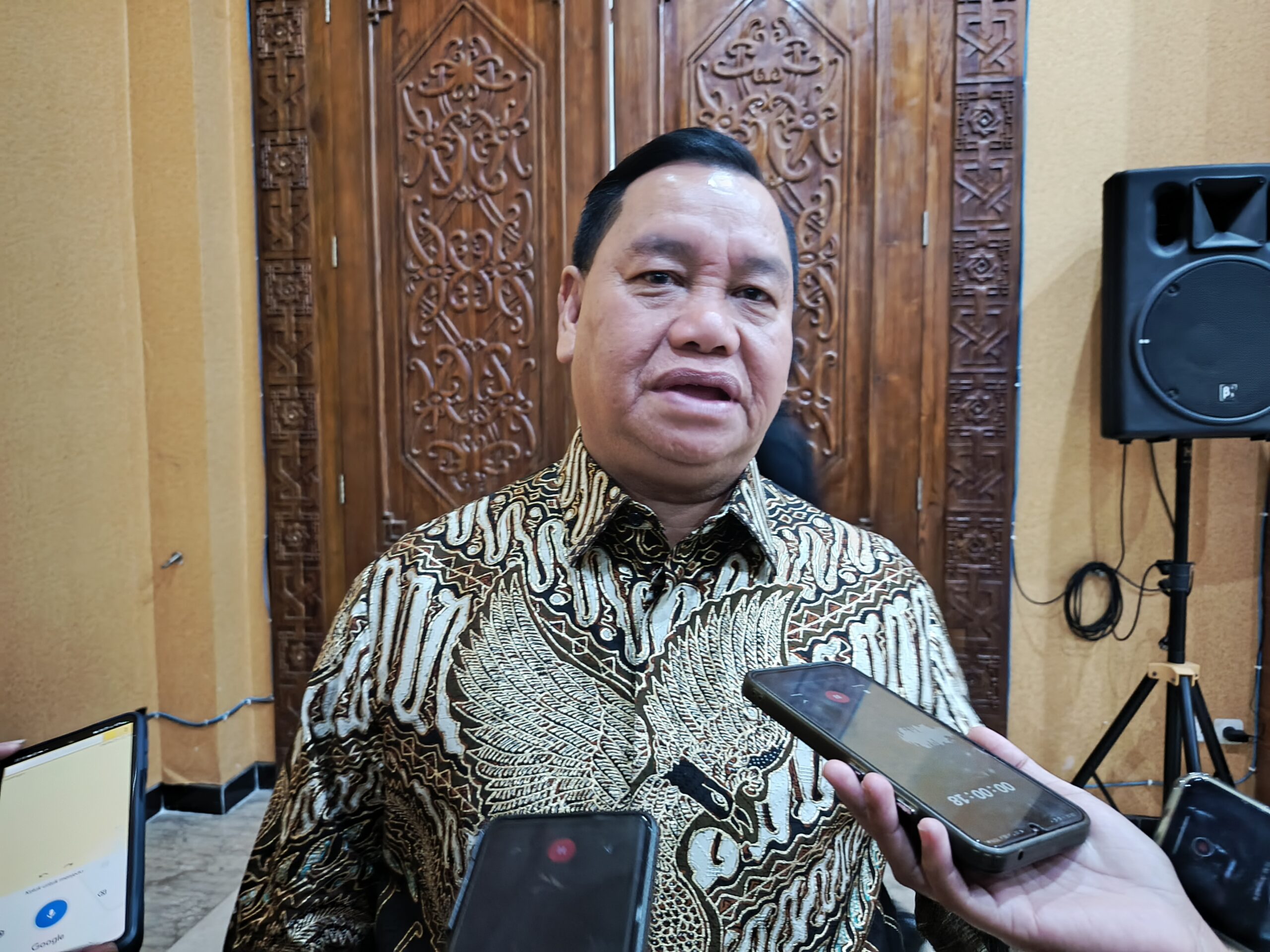 <p>Bupati Kotim, Halikinnor saat diwawancarai. </p>