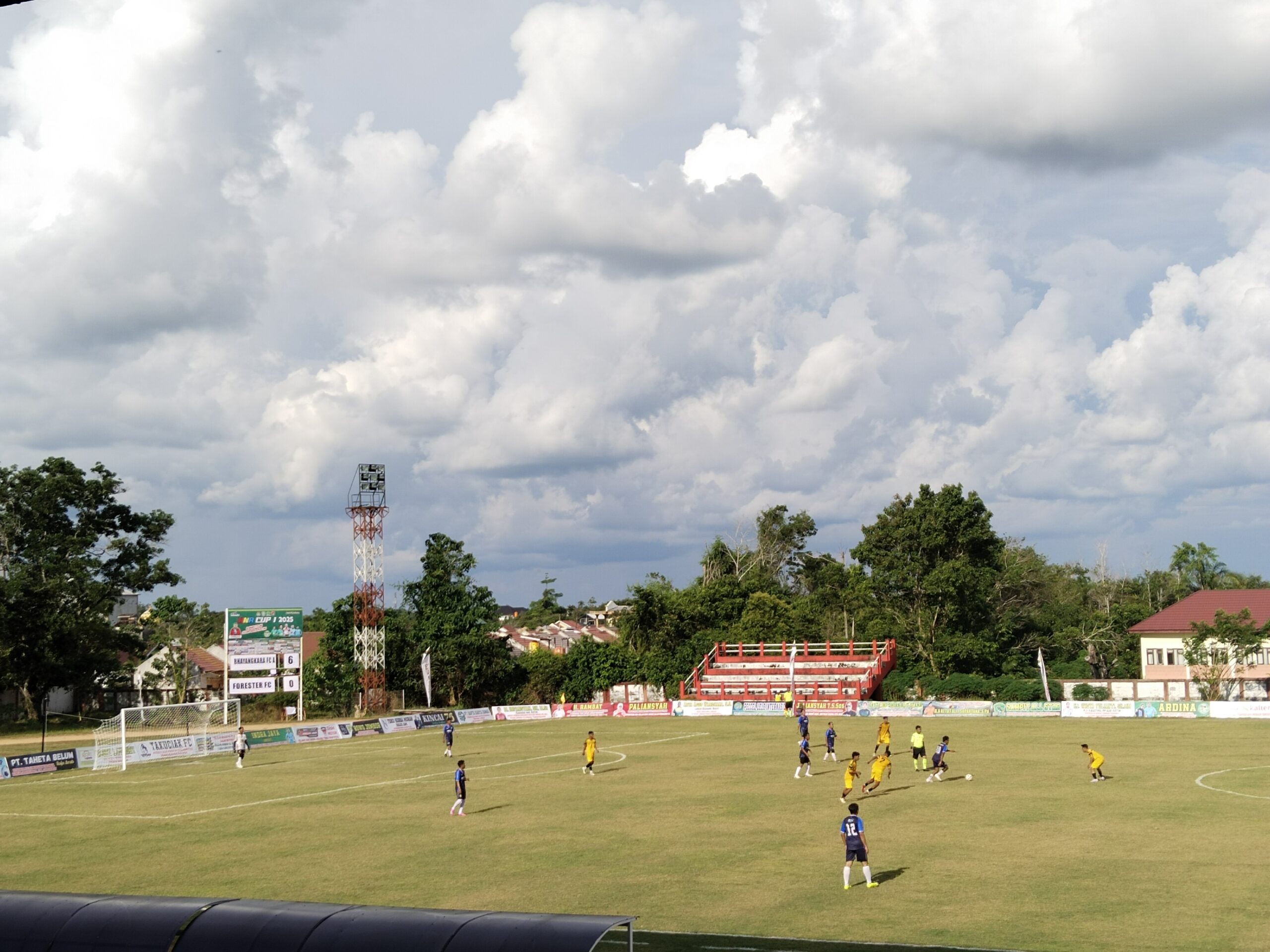 <p>Foto: Pertandingan Bhayangkara FC A (Kuning) vs Forester FC (Biru gelap) di stadion 29 Nopember Sampit. Minggu (15/6/2025).</p>