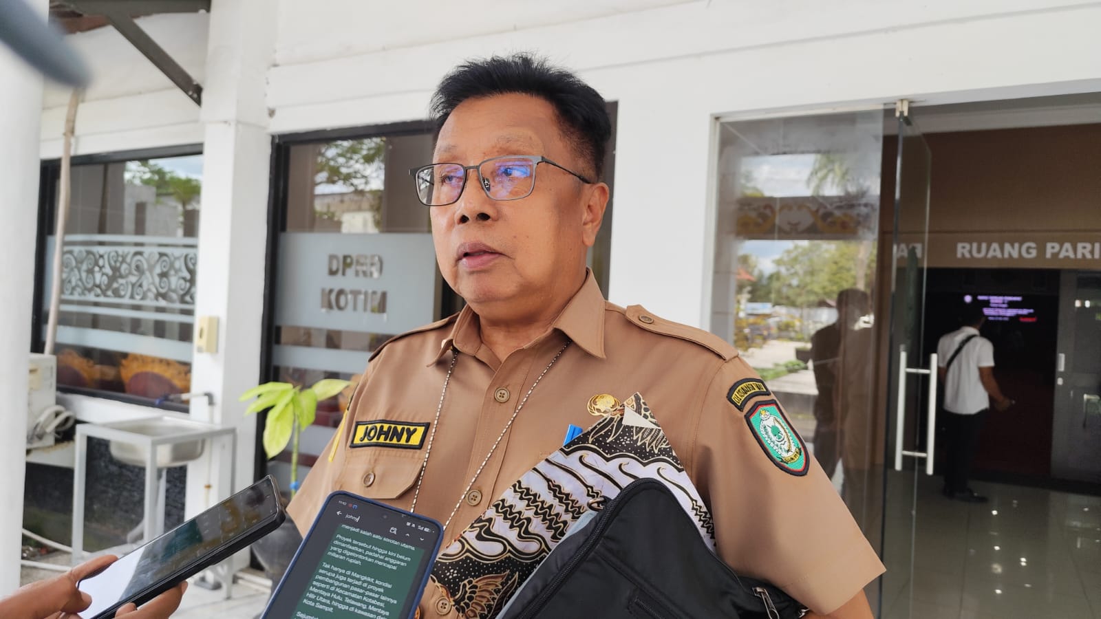 <p>Kepala Disnakertrans Kotim Johny Tangkere </p>