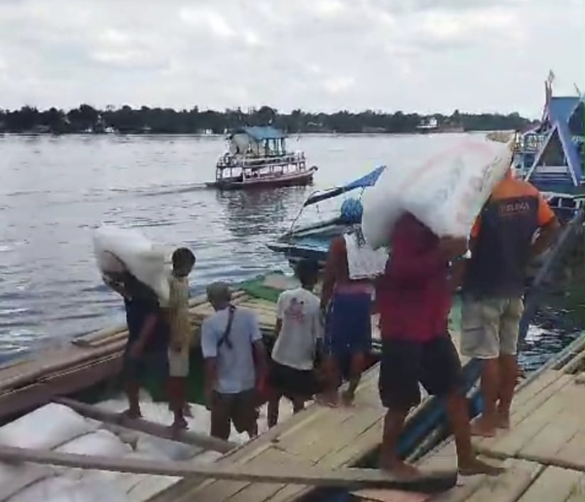 <p>Aktivitas bongkar muat beras serapan Bulog dari petani lokal di Pelabuhan Sampit. </p>