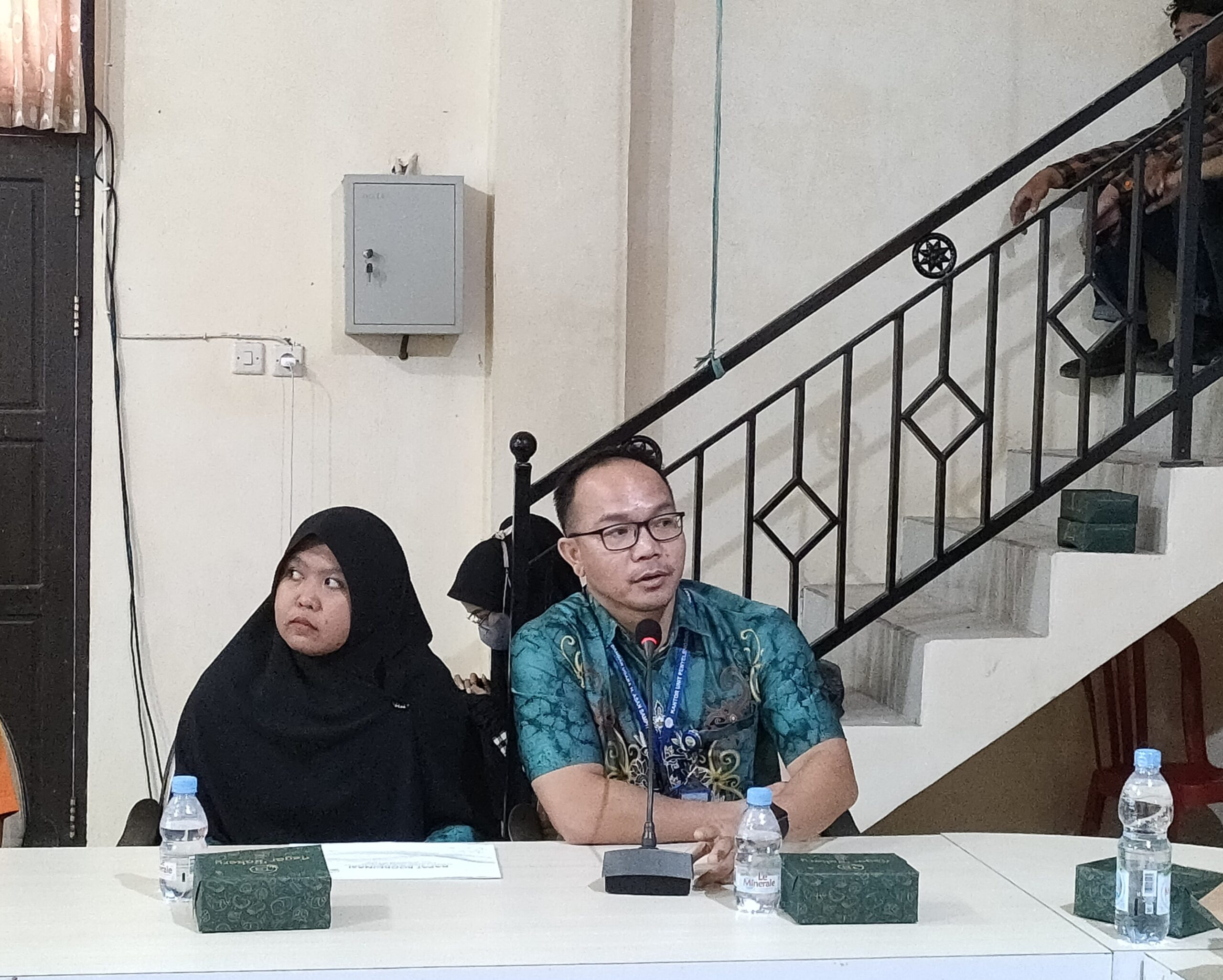 <p>Kepala BMKG Sampit, Leonard Mulyono (kanan). </p>