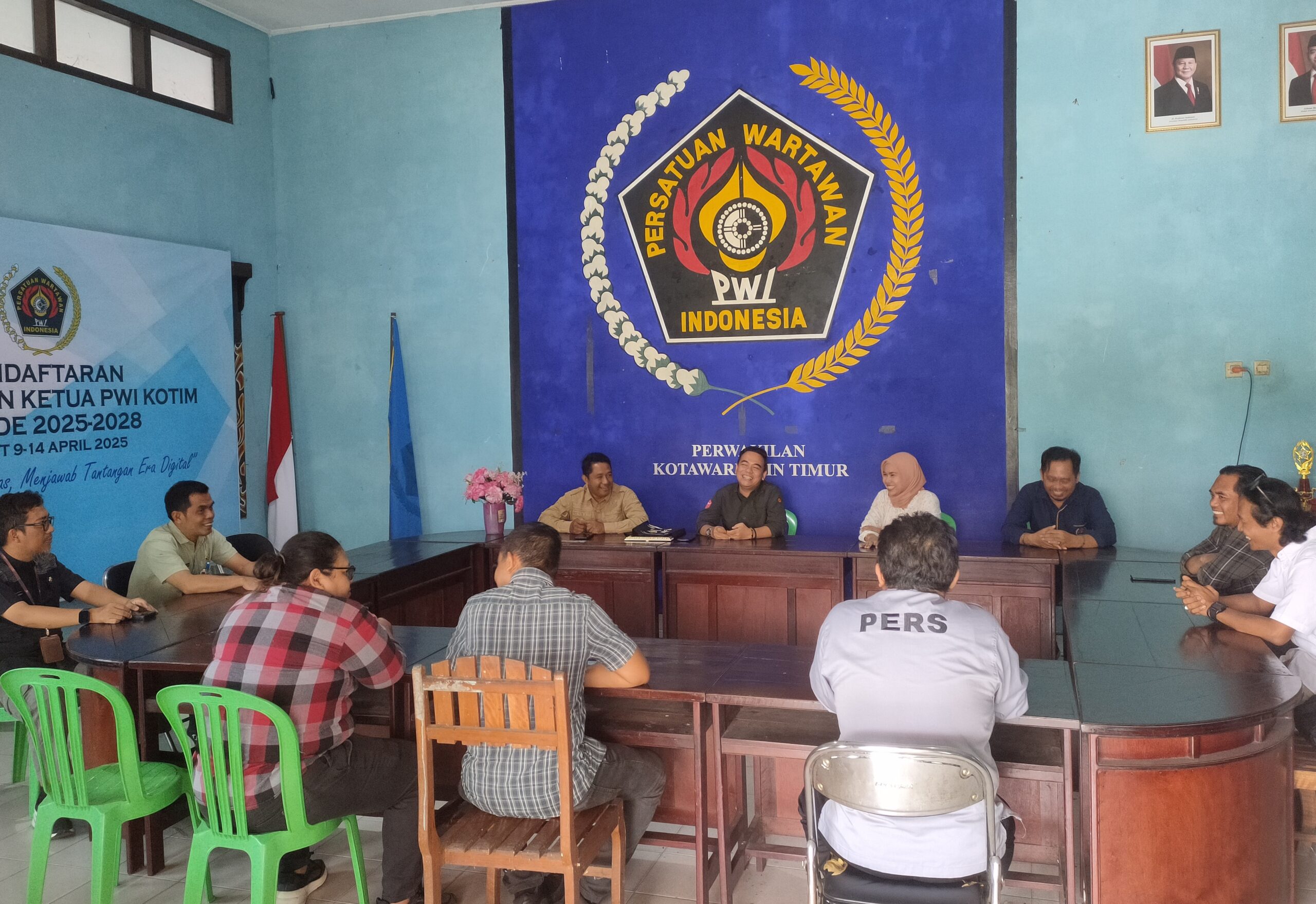 <p>Kunjungan Anggota KPU Kotim ke sekretariat PWI Kotim, Kamis (26/6/2025).</p>