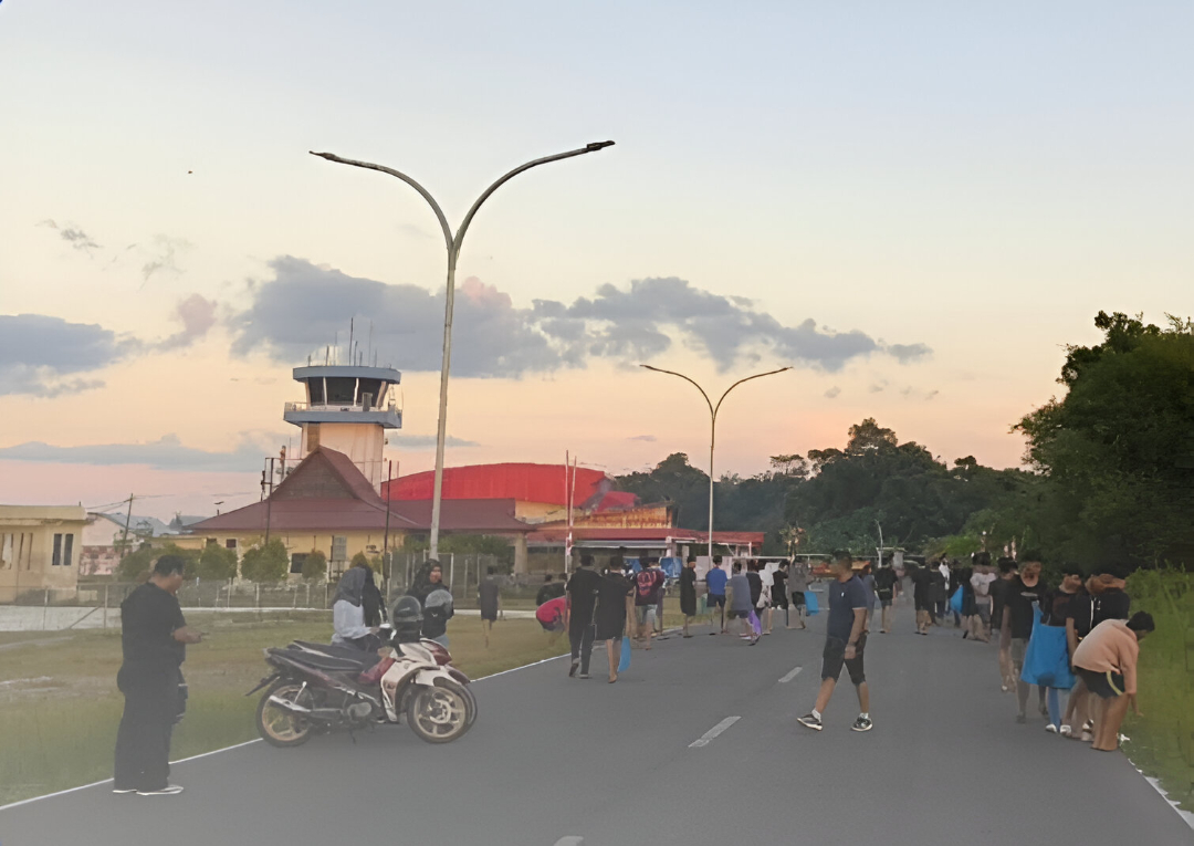 <p>Anak-anak pelaku balap liar saat diedukasi melalui kegiatan bersih-bersih sampah di sepanjang jalan masuk bandara.</p>