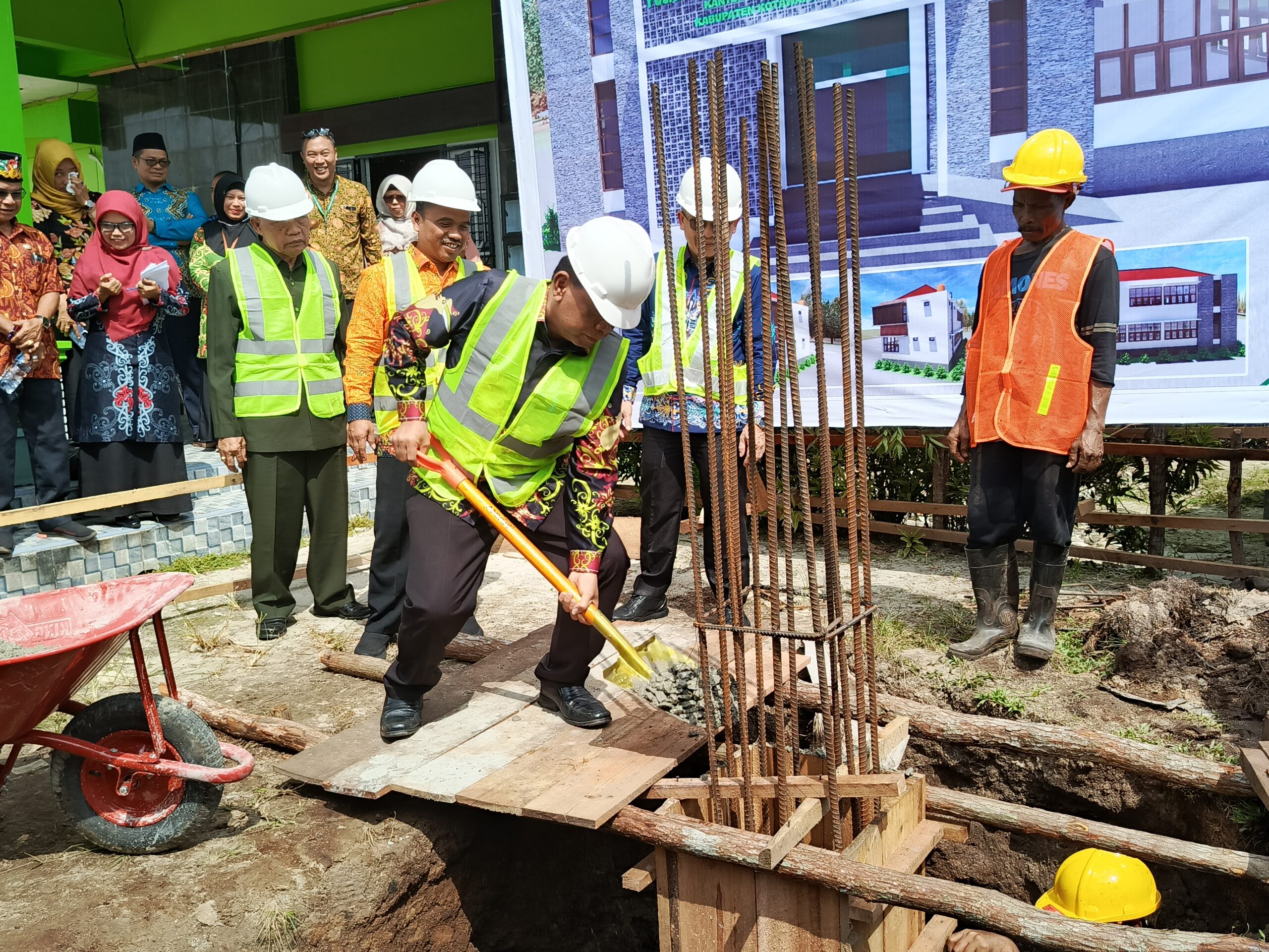 <p>Asisten I Setda Kotim, Rihel didampingi Kepala Kemenag Kotim, Nur Widiantoro saat melakukan peletakan batu pertama pembangunan PLHUT, Kamis (3/7/2025). </p>