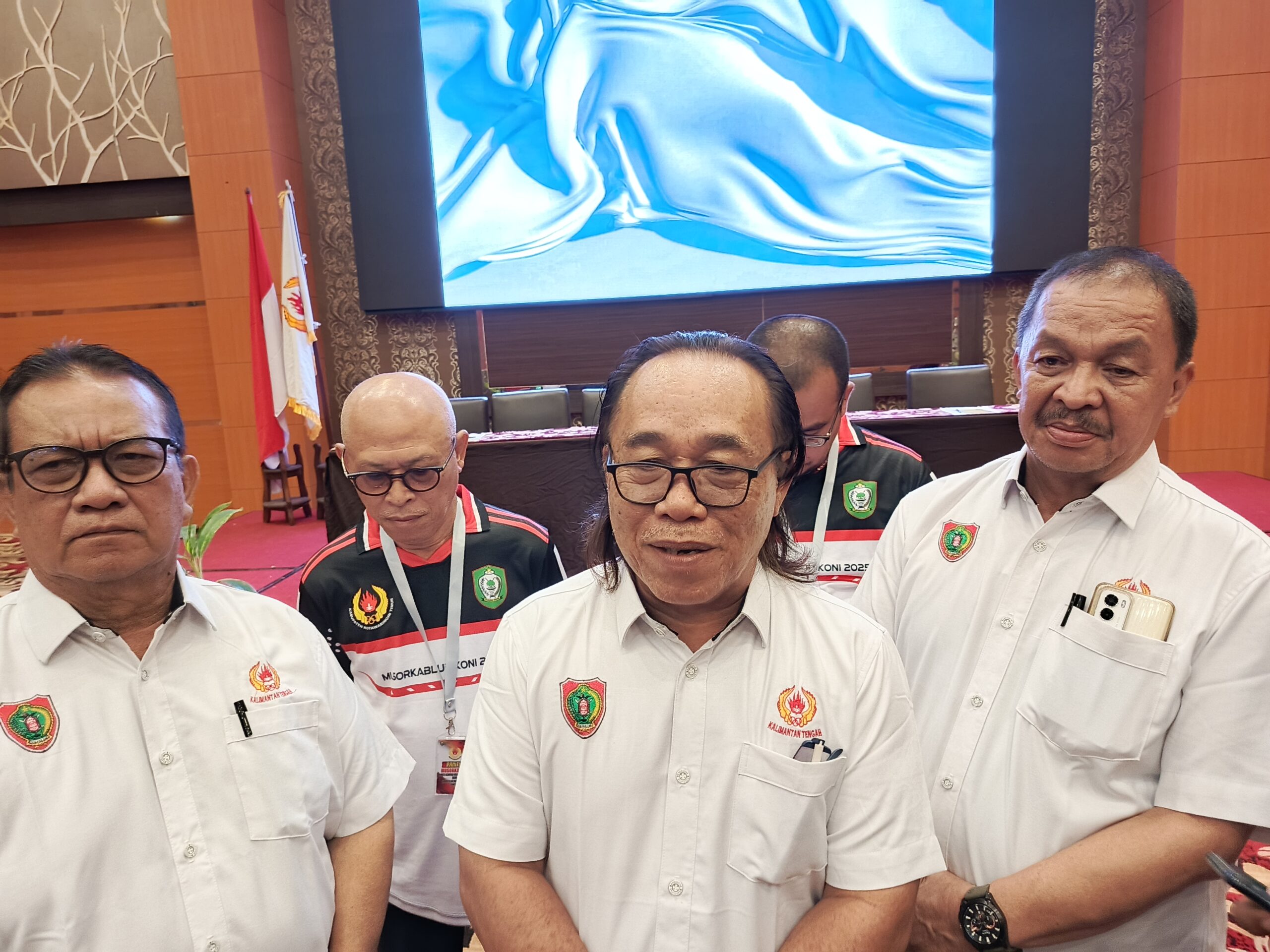 <p>Ketua Harian KONI Provinsi Kalteng, Hasanuddin Noor (kiri) bersama jajaran saat diwawancarai, Sabtu (12/7/2025). (Foto: Apri) </p>