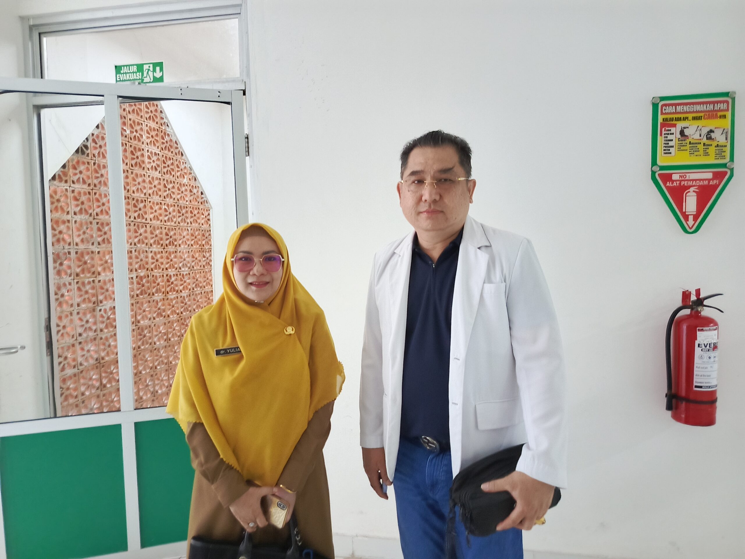 <p>Ketua Komkordik, dr Franky Sumarlie (kiri) saat foto bersama dengan Plt Direktur RSUD dr Murjani Sampit, dr Yulia Nofiany (kanan), Selasa (15/7/2025). (Foto: Apri) </p>