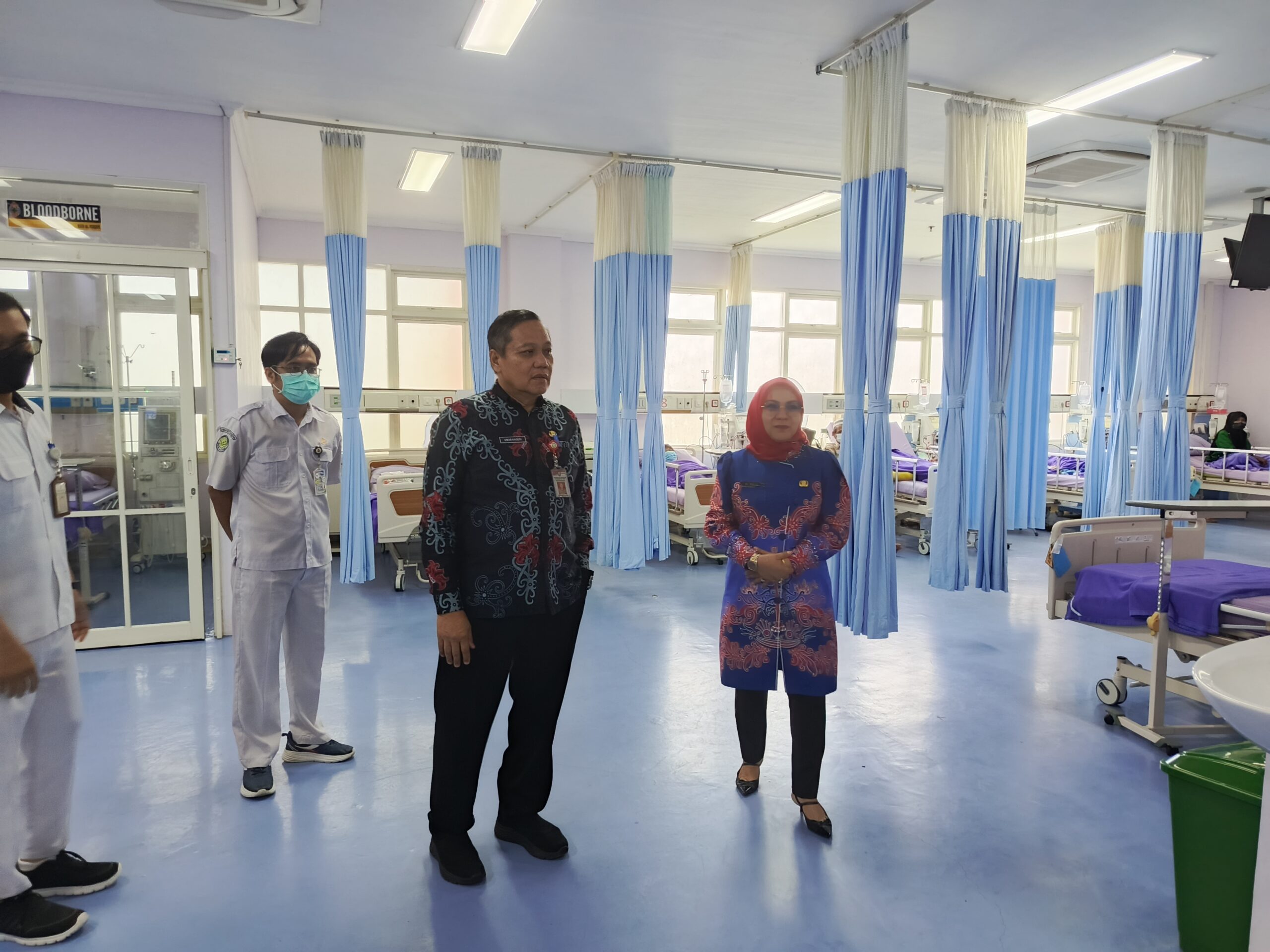 <p>Kepala Dinkes Kotim, Umar Kaderi didampingi Plt Direktur RSUD dr Murjani Sampit, dr. Yulia Nofiany saat meninjau pelayanan Hemodialisis (HD) atau cuci darah, Kamis (24/7/2025). (Foto: Apri) </p>