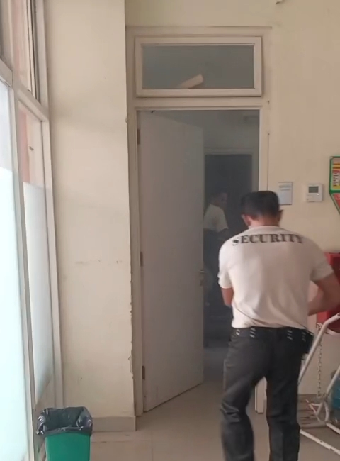 <p>Nampak petugas security RS saat berusaha memadamkan percikan api yang disebabkan pipa bocor di RSUD dr Murjani Sampit, pada Jumat (4/7/2025). (Foto: Tangkap Layar) </p>