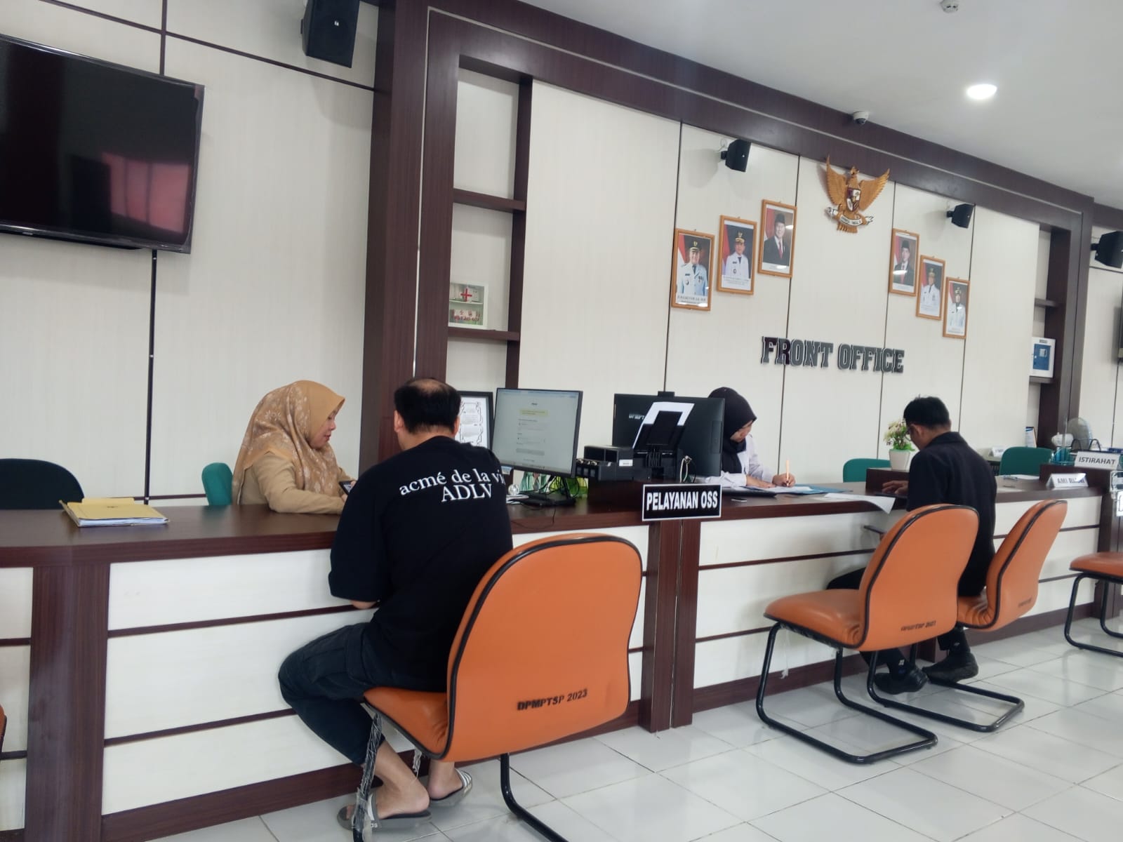 <p>Pelaku usaha saat melakukan pelaporan LKPM di Pelayanan OSS DPMPTSP Kotim, Senin (7/7/2025). (Foto: Apri) </p>