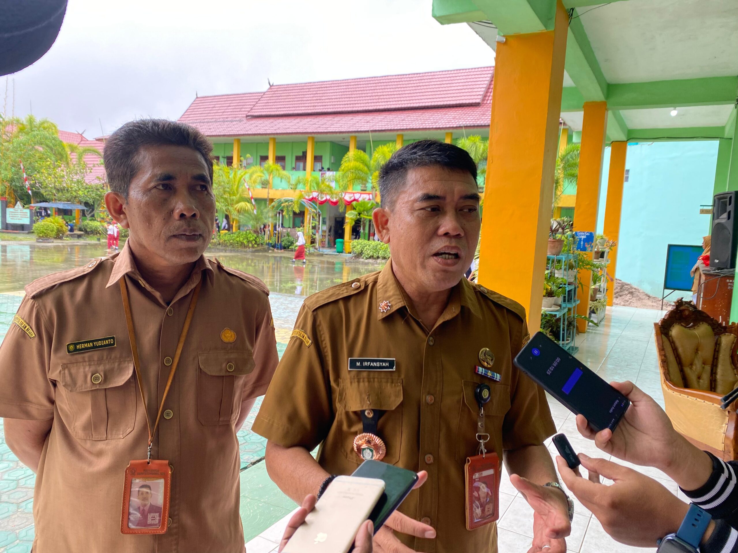 <p>Kepala Disdik Kotim, Muhammad Irfansyah saat diwawancarai, Senin (14/7/2025). (Foto: Apri) </p>