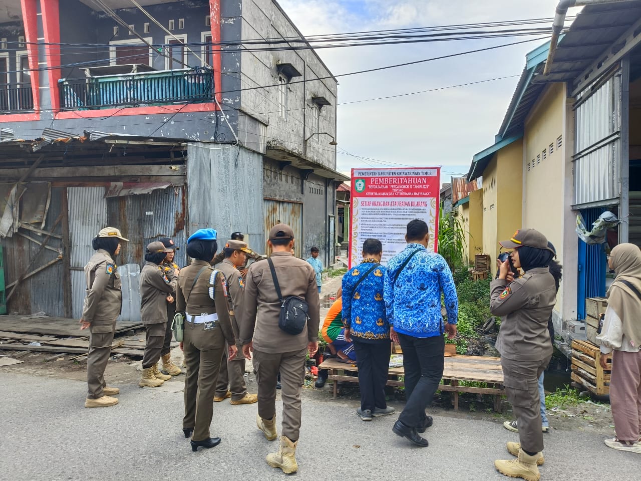 <p>Petugas Gabungan saat memasang spanduk imbauan terkait penertiban di Pasar Keramat Sampit, Kecamatan Baamang, Kamis (17/7/2025). (Foto: Apri) </p>
