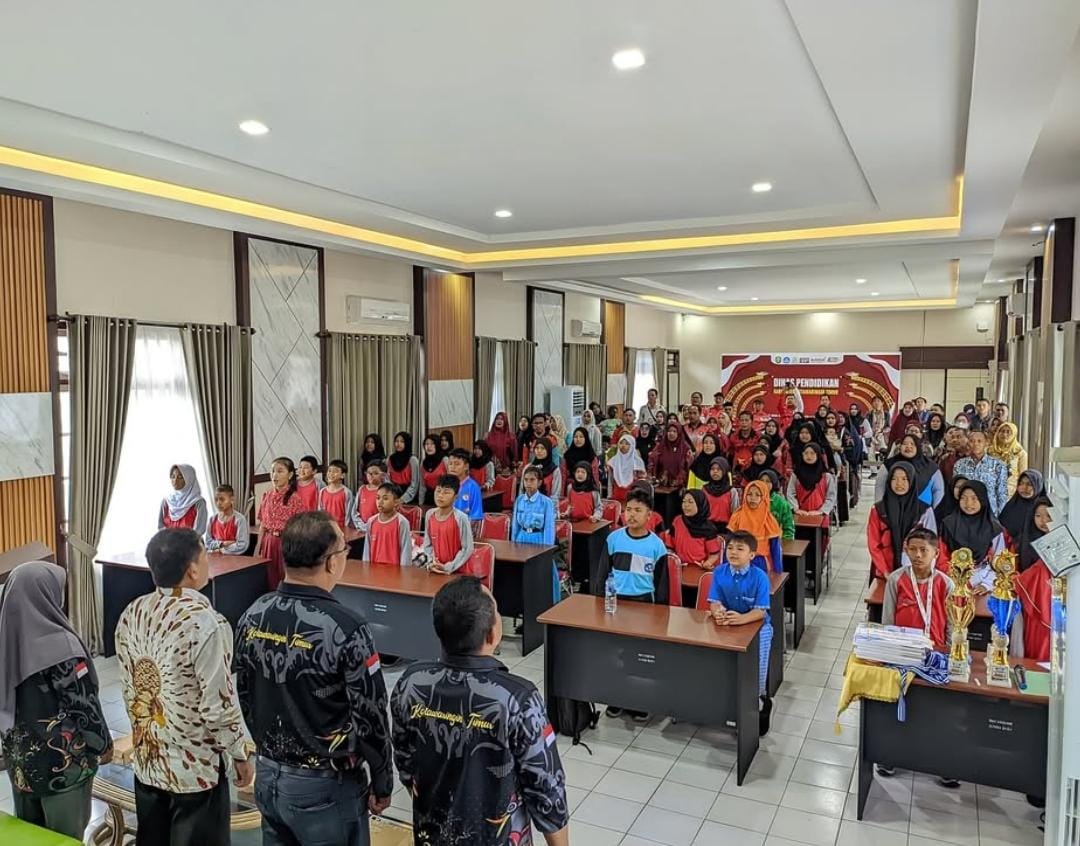 <p>Acara penyerahan hadiah O2SN dan FLS2N di Disdik Kotim, Senin (21/7/2025). (Foto: Ist) </p>