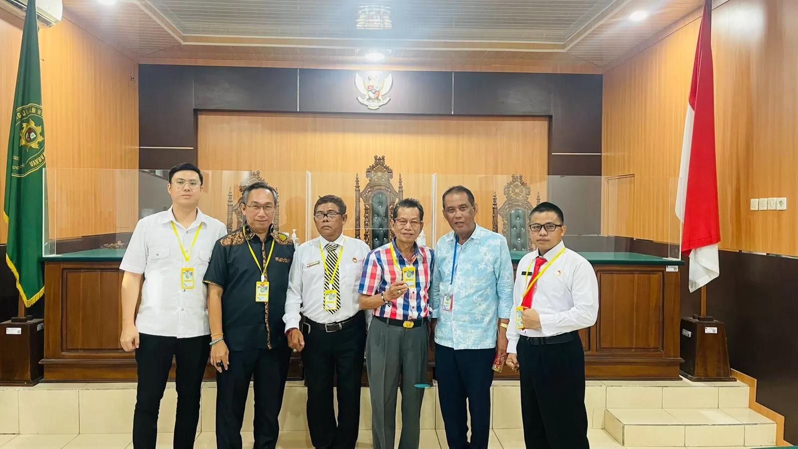 <p>Fadliannor, mantan Kepala Dinas Perhubungan Kabupaten Kotawaringin Timur saat foto bersama dengan kuasa hukumnya usai mengikuti sidang di Palangka Raya. (Foto: Ist) </p>