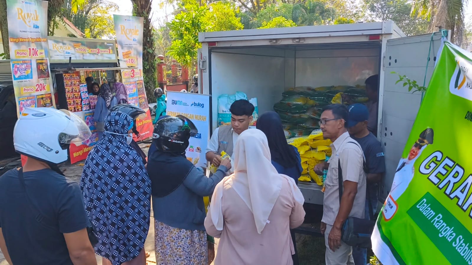<p>Antusias masyarakat saat membeli beras dalam Gerakan Pangan Murah yang digelar di Taman Kota Sampit, Rabu (30/7/2025). (Foto: Apri)</p>