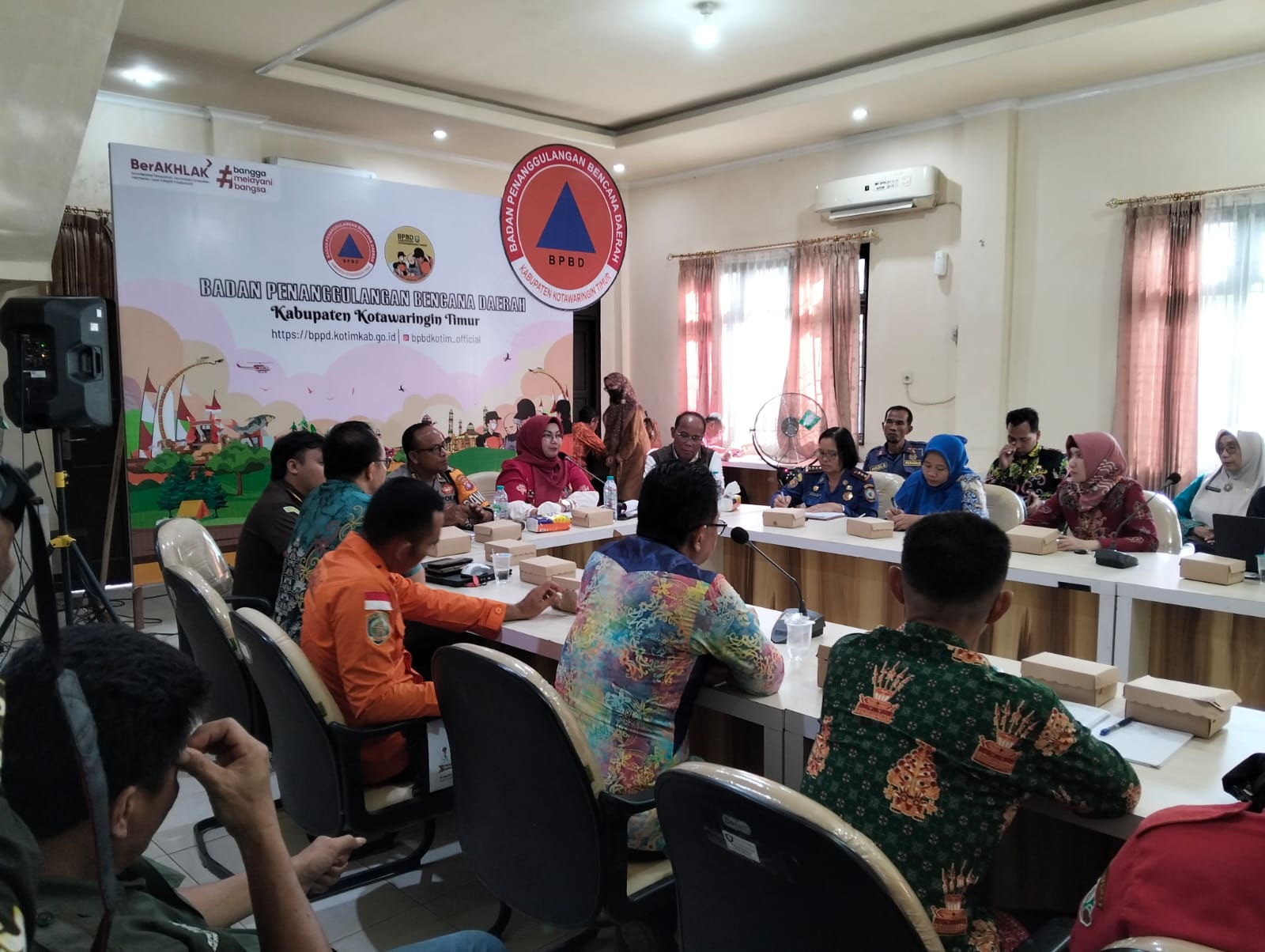 <p>Rapat koordinasi penetapan status siaga karthutla di Pusdalops Kantor BPBD Kotim, Kamis (31/7/2025). (Foto: Apri) </p>