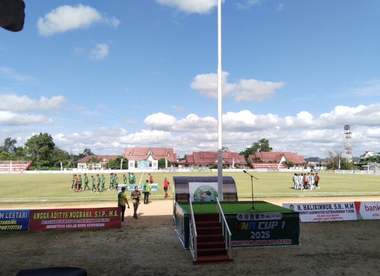 <p>Turnamen HNR Cup I 2025 yang diselenggarakan di stadion 29 Nopember Sampit (Foto: Agus)</p>