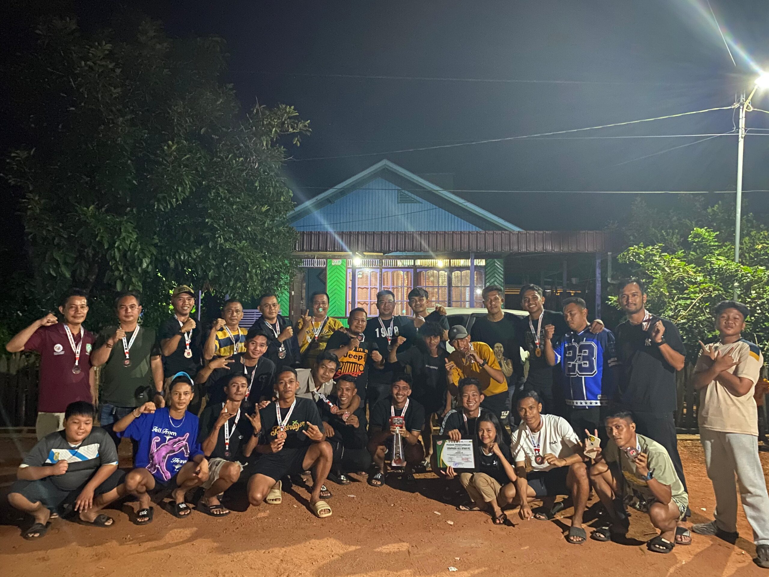 <p>Kebersamaan Cempaga All Star saat menggelar syukuran atas pencapaiannya di turnamen HNR Cup I 2025. (Foto: Agus).</p>