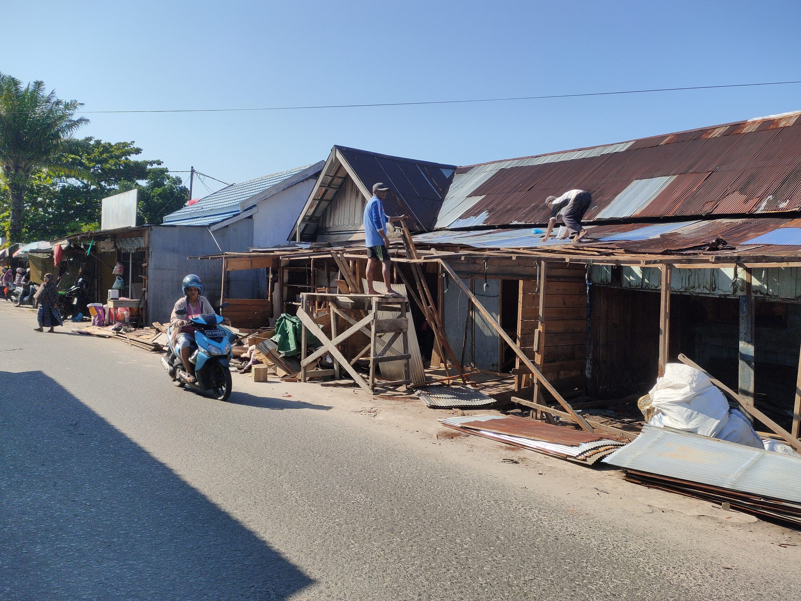 <p>Para pedagang di Jalan Sukabumi kawasan Pasar Keramat Sampit memilih membongkar sendiri lapak jualannya, Selasa (29/7/2025). (Foto : Andri)</p>