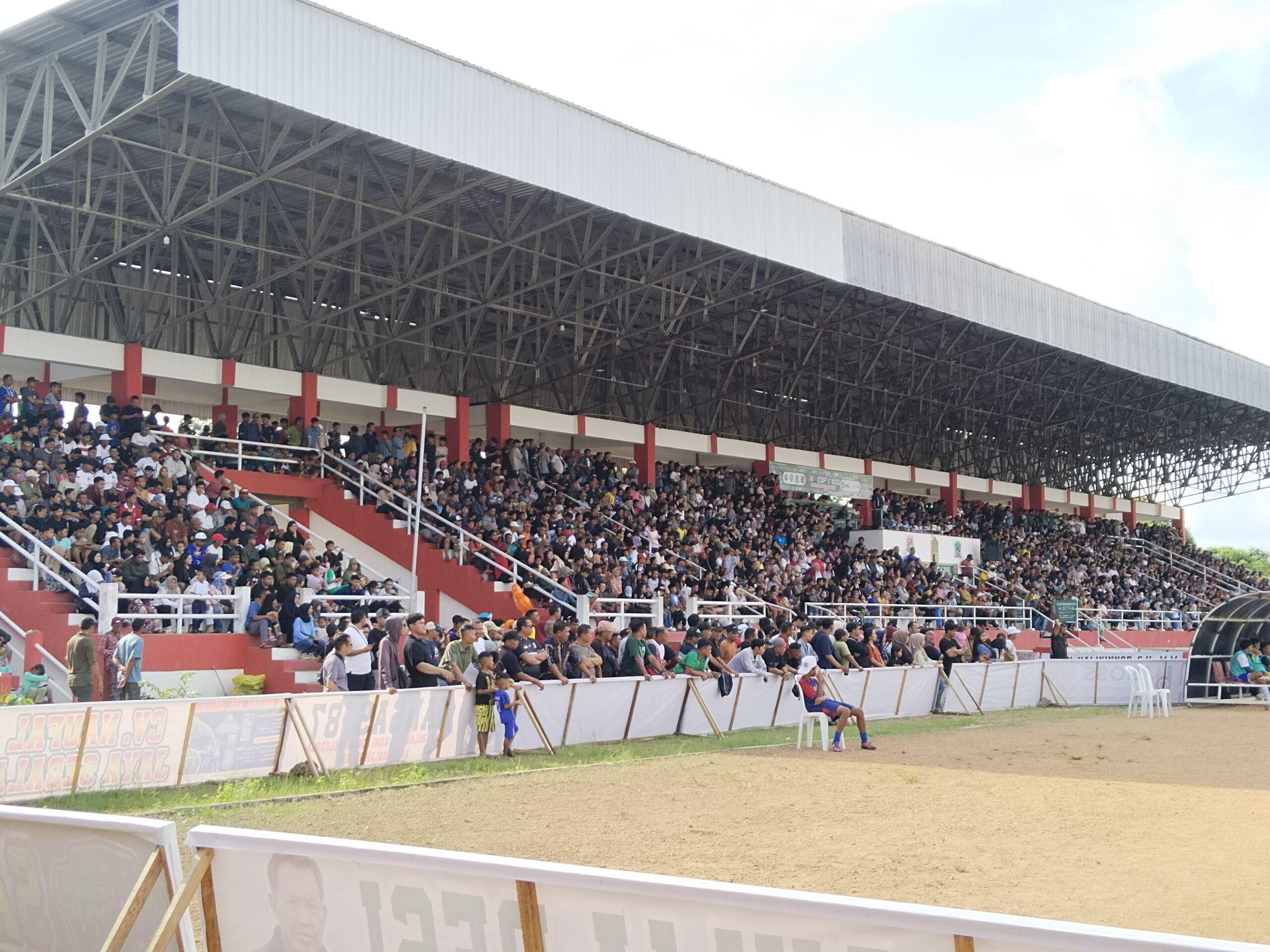 <p>Suasana penonton saat menyaksikan pertandingan HNR Cup I 2025 di stadion 29 Nopember Sampit, Sampit (13/7/2025). (Foto : Agus)</p>