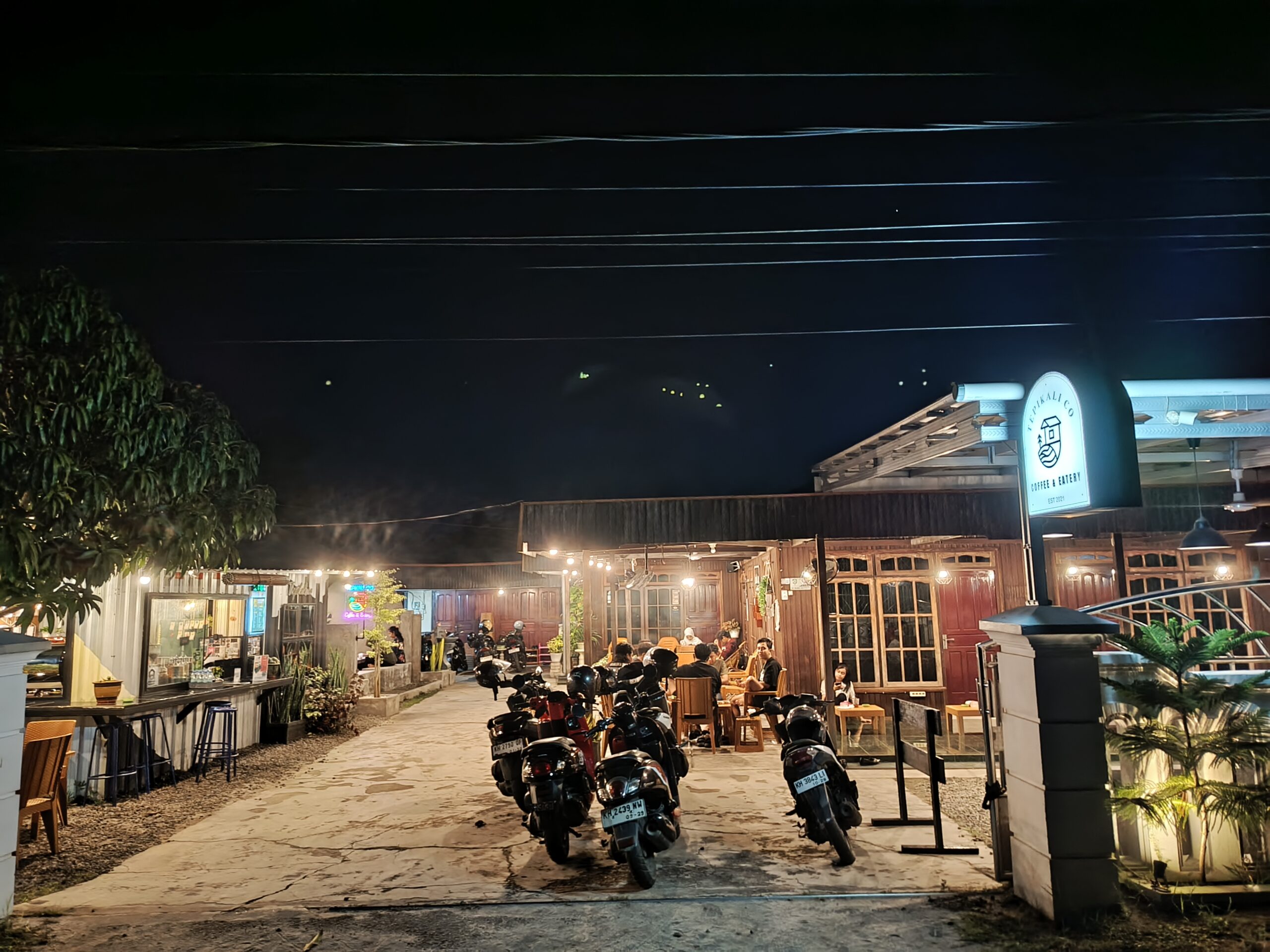 <p>Nampak para warga Kota Sampit menikmati malamnya dengan ngopi dan bersantai bermain kartu domino di TEPIKALI.CO, pada Senin (4/8/2025) malam. (Foto: Apri) </p>