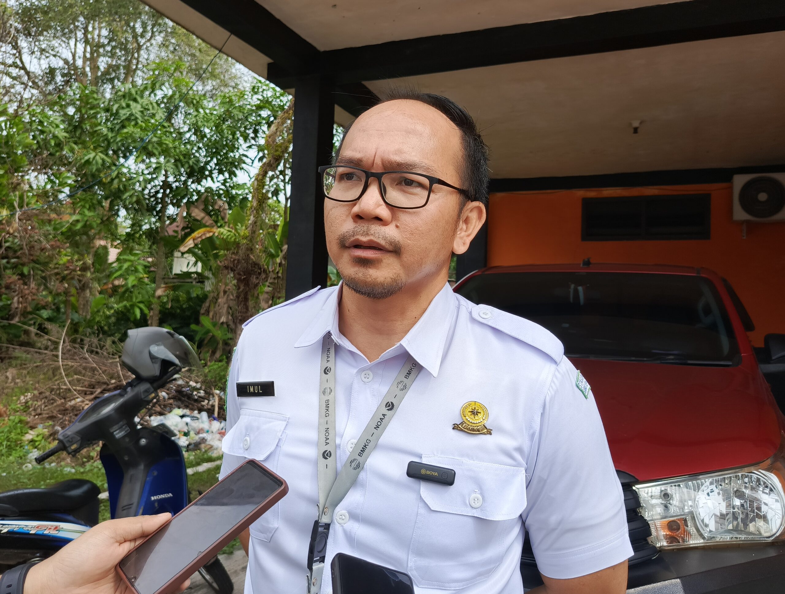 <p>Kepala BMKG Kotim, Mulyono Leo Nardo saat diwawancarai. (Foto: Apri) </p>