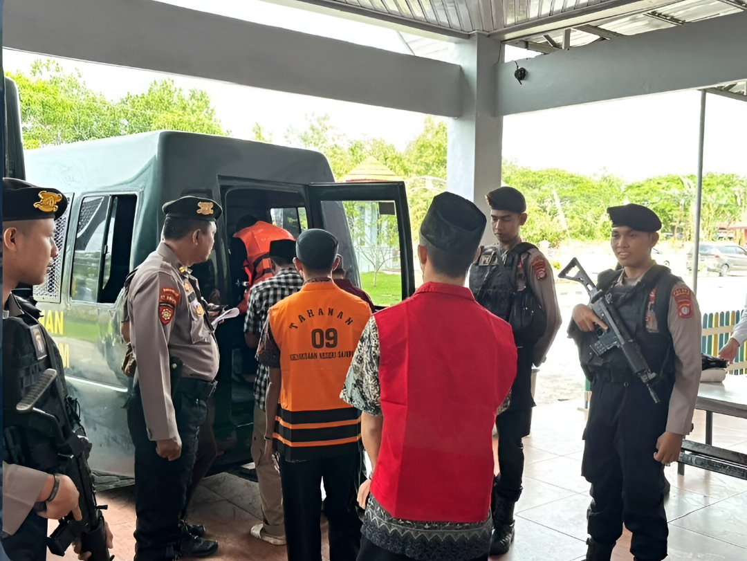 <p>Petugas keamanan saat mengawal 32 orang tahanan dari Lapas Kelas IIB Sampit yang menjalani sidang di PN Sampit, pada Kamis (7/8/2025). (Foto: Lapas Sampit) </p>