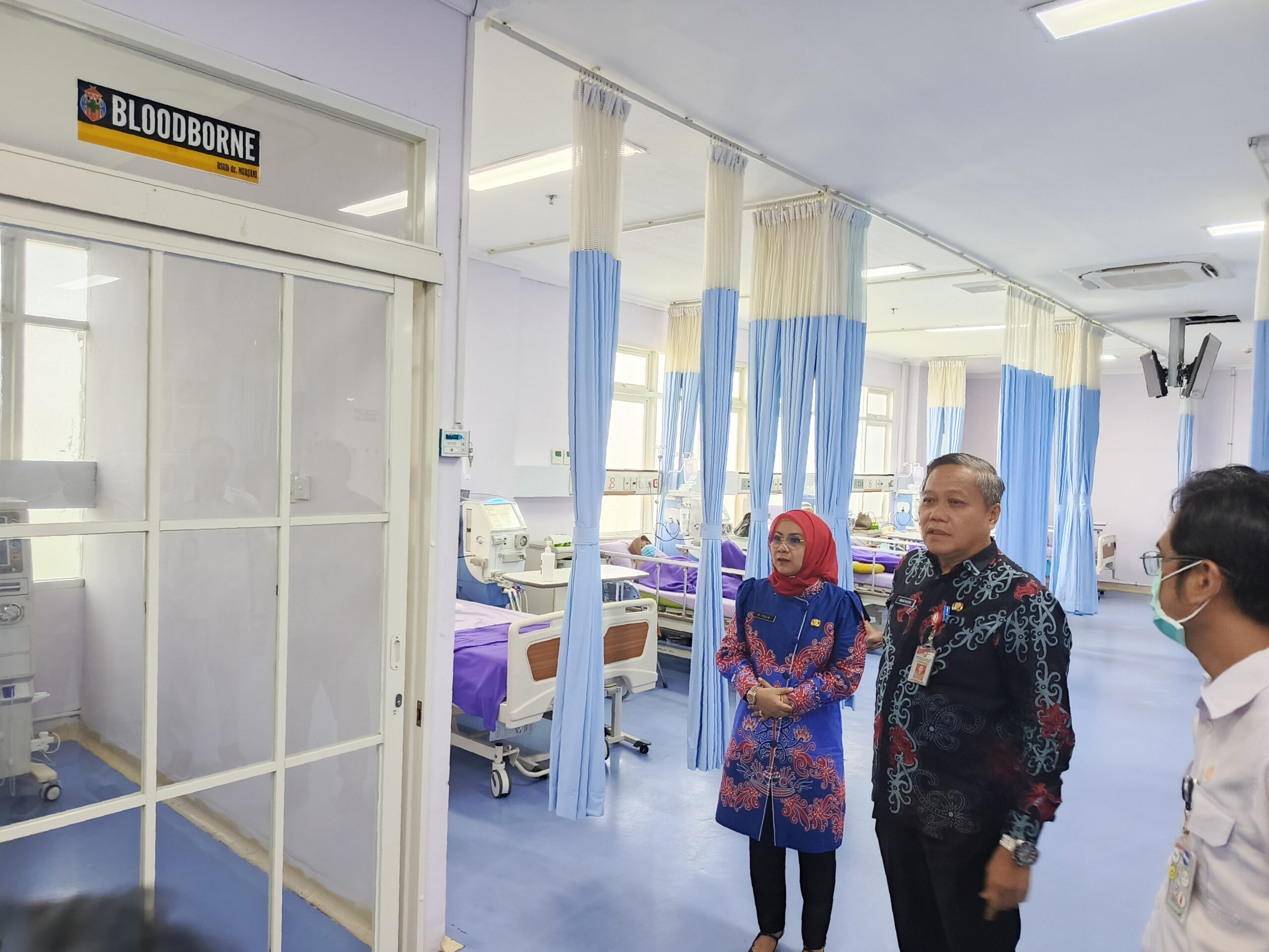 <p>Plt Direktur RSUD dr Murjani Sampit, dr Yulia Nofiany saat mendampingi Kepala Dinkes Kotim meninjau ruangan pasien cuci darah. (Dok: Apri) </p>