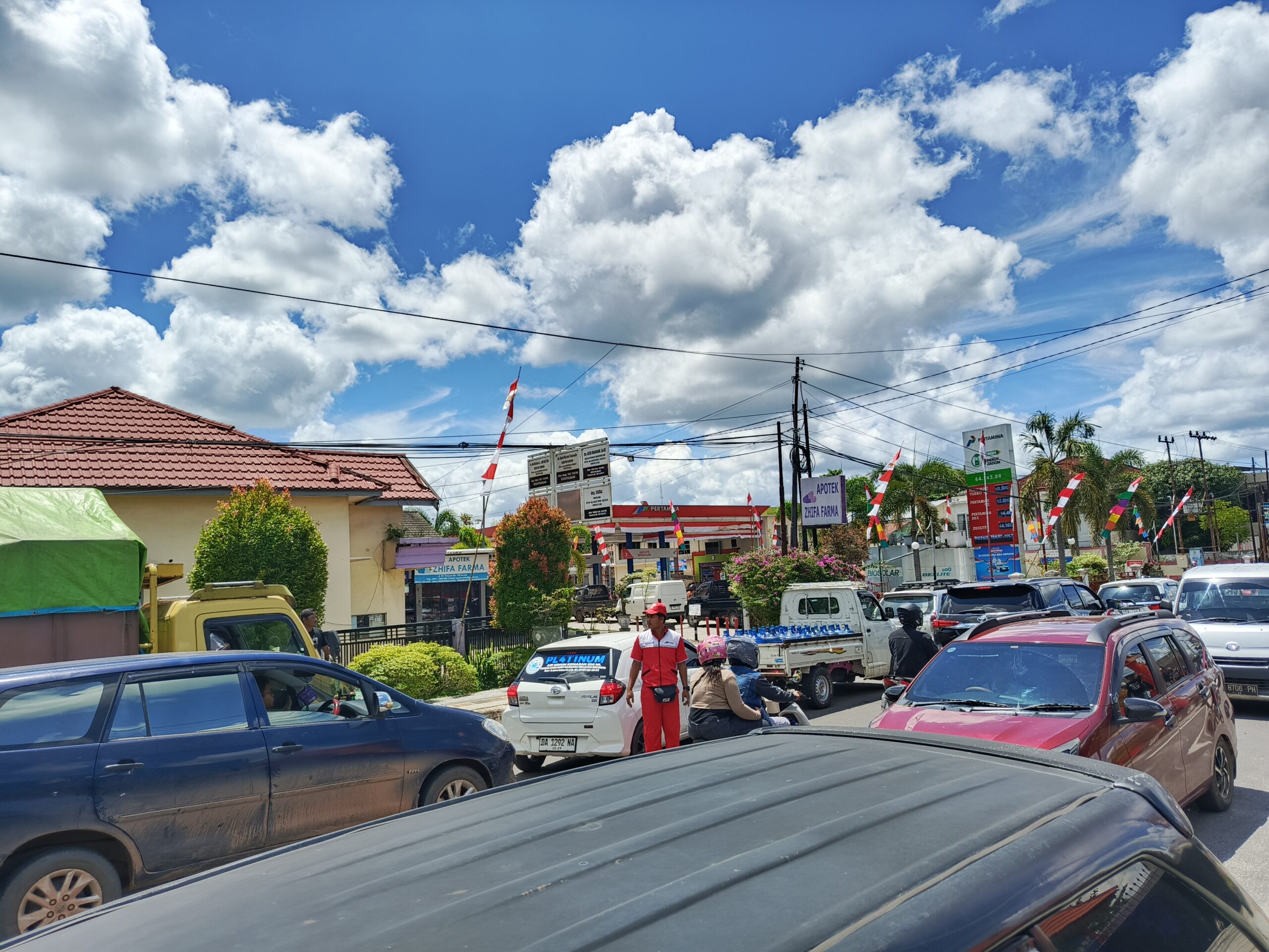 <p>Nampak petugas SPBU saat mengatur antrian BBM jenis pertalite yang mengular hingga ke badan jalan, di Jalan MT Haryono Sampit, Kabupaten Kotim, pada Senin (11/8/2025) siang. (Foto: Apri) </p>