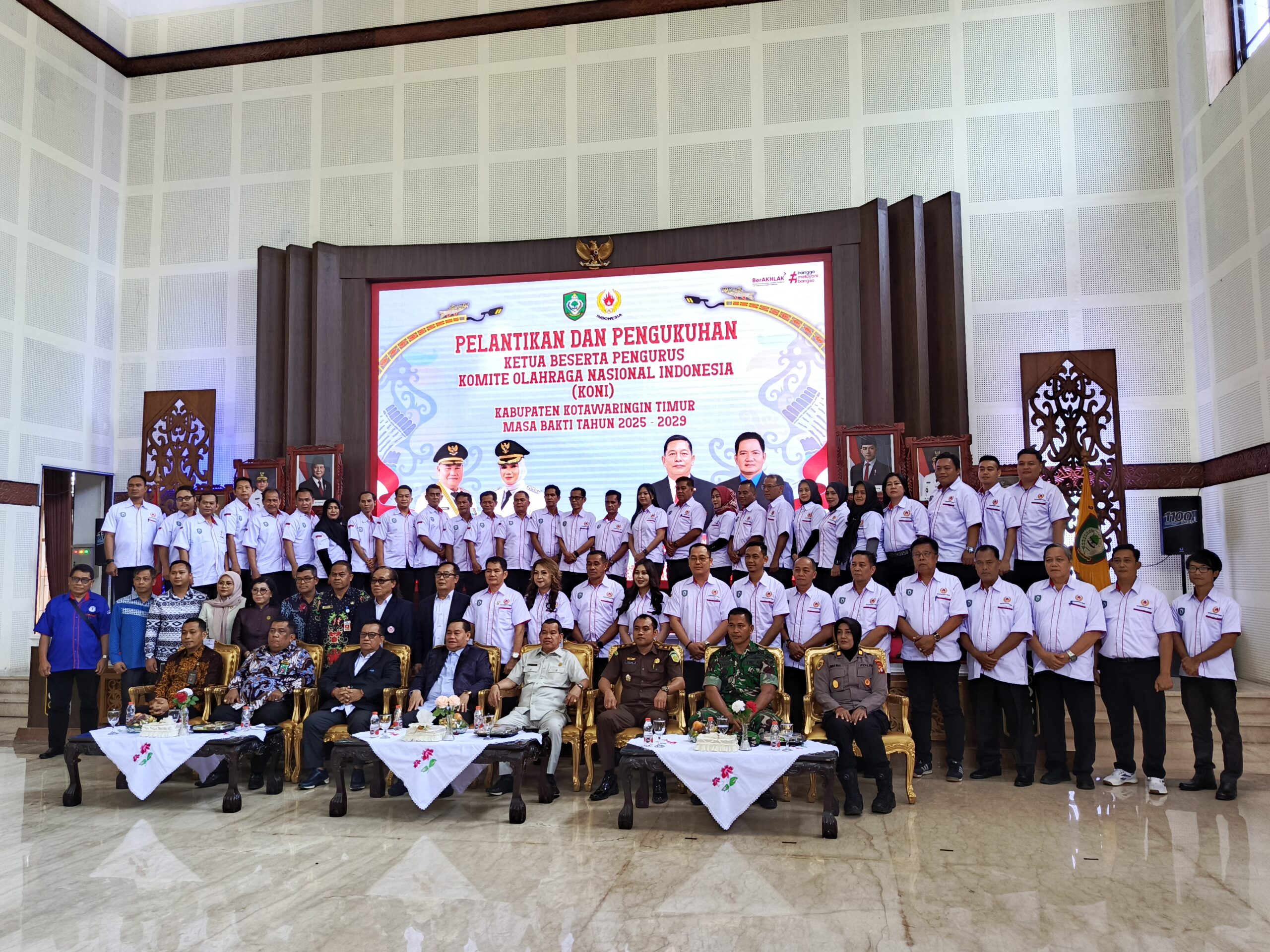 <p>Bupati Kotim, Halikinnor bersama jajaran saat foto bersama dengan pengurus baru KONI Kotim, Kamis (14/8/2025). (Foto: Apri) </p>