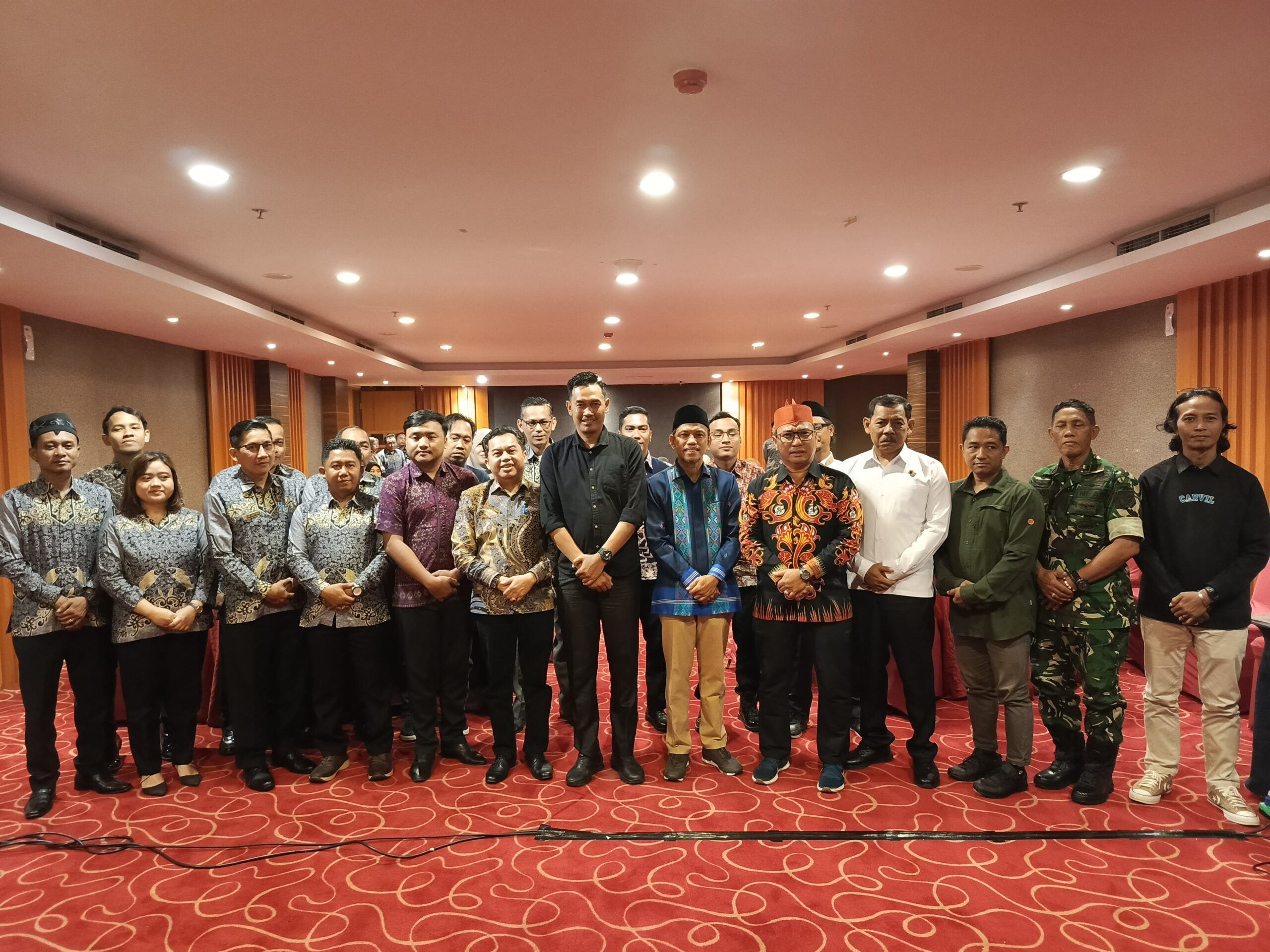 <p>Ketua Bawaslu Kotim dan jajaran saat foto bersama dengan Anggota DPR RI Komisi II, perwakilan Pemkab Kotim, Ketua DPRD Kotim, KPU Kotim dan mitra pemilu, Minggu (31/8/2025). (Foto: Apri) </p>