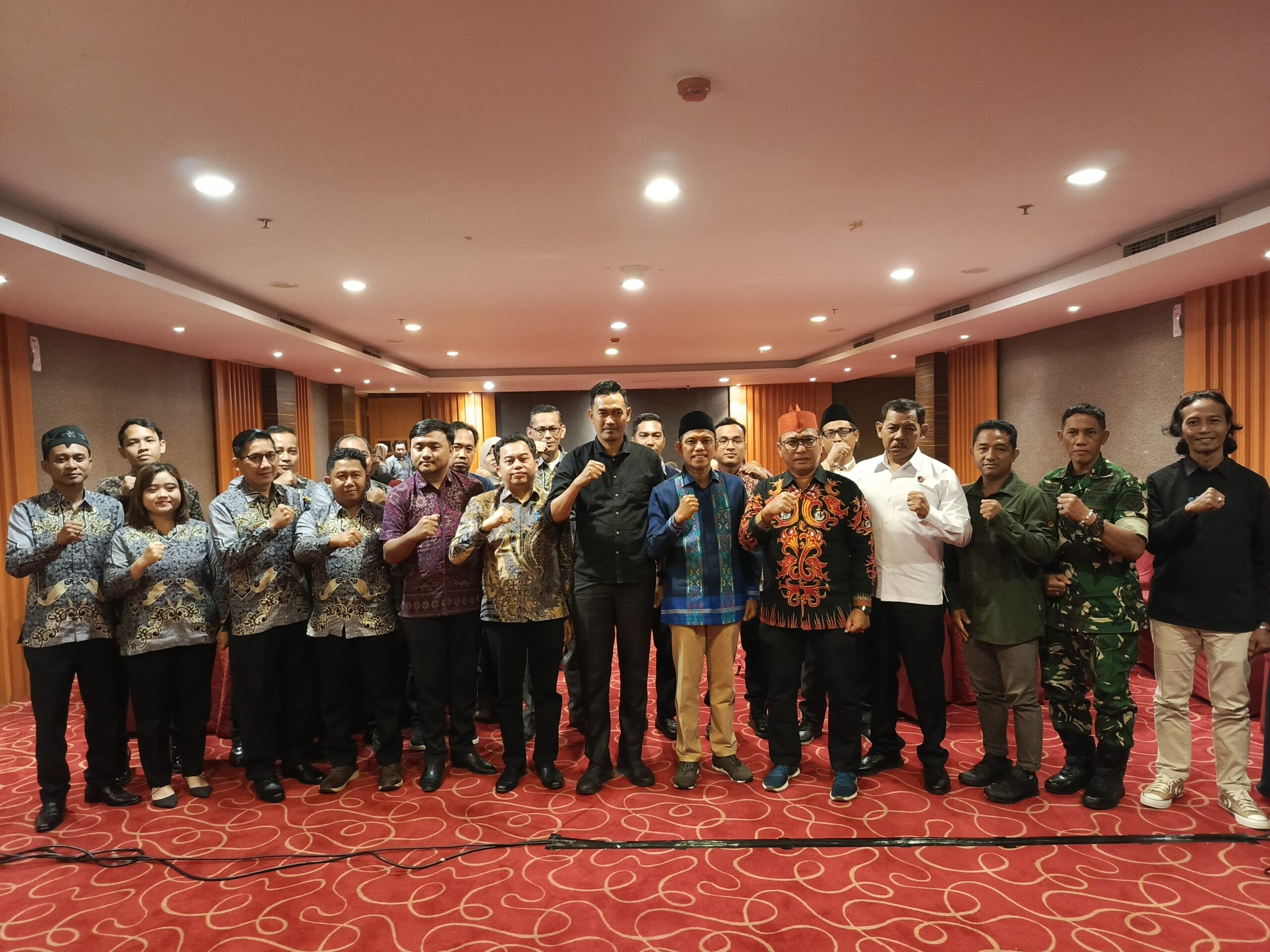 <p>Kepala Bagian Tata Pemerintahan Setda Kotim, Oktav Pahlevi saat foto bersama pada acara Penguatan Kelembagaan Pengawas Pemilu Bersama Mitra Kerja Bawaslu yang digelar di Aquarius Boutique Hotel Sampit, Minggu (31/8/2025). (Foto: Apri) </p>