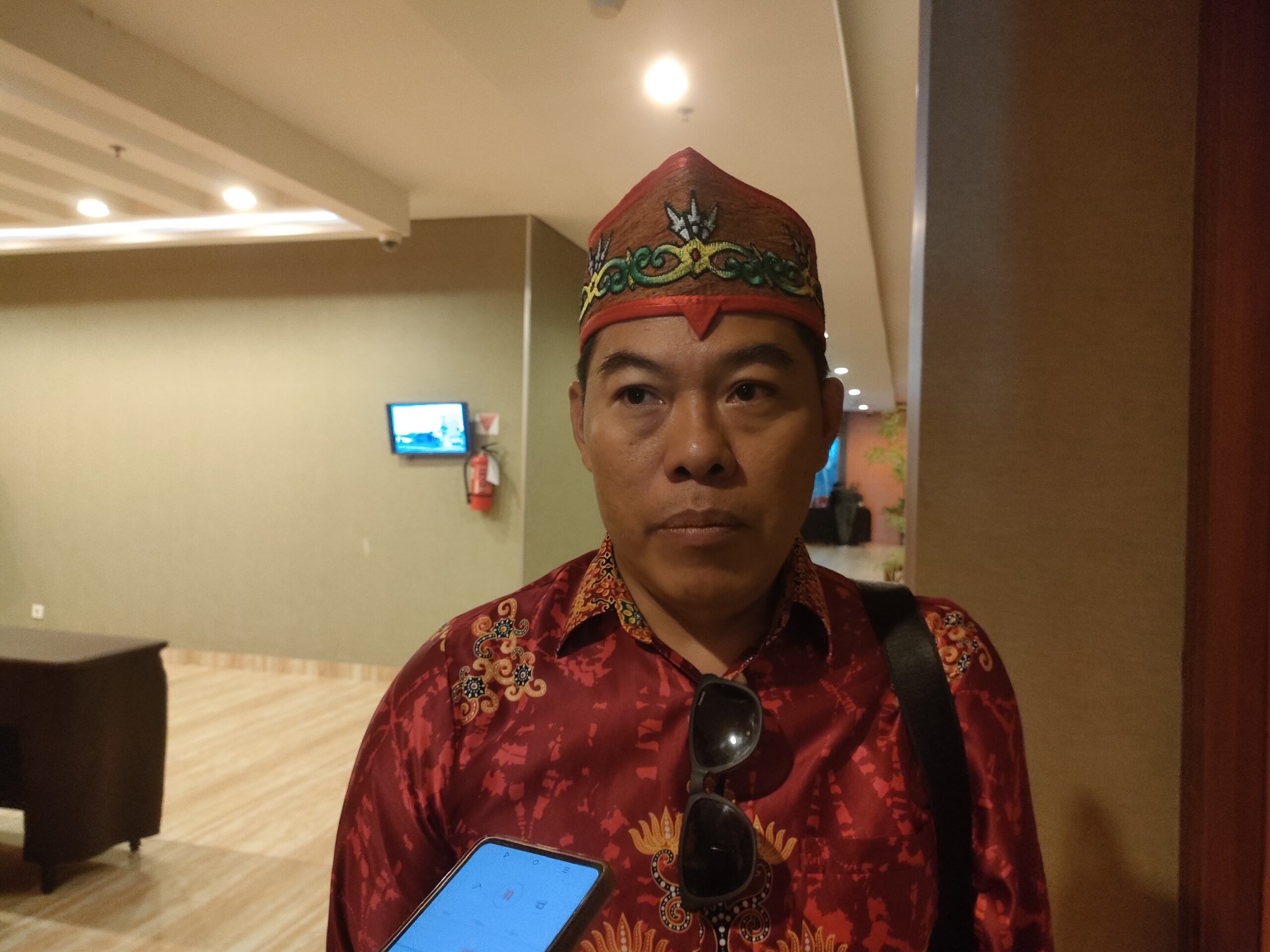 <p>Wakil Ketua I Kadin Kotim, Gahara saat diwawancarai. (Foto: Apri) </p>