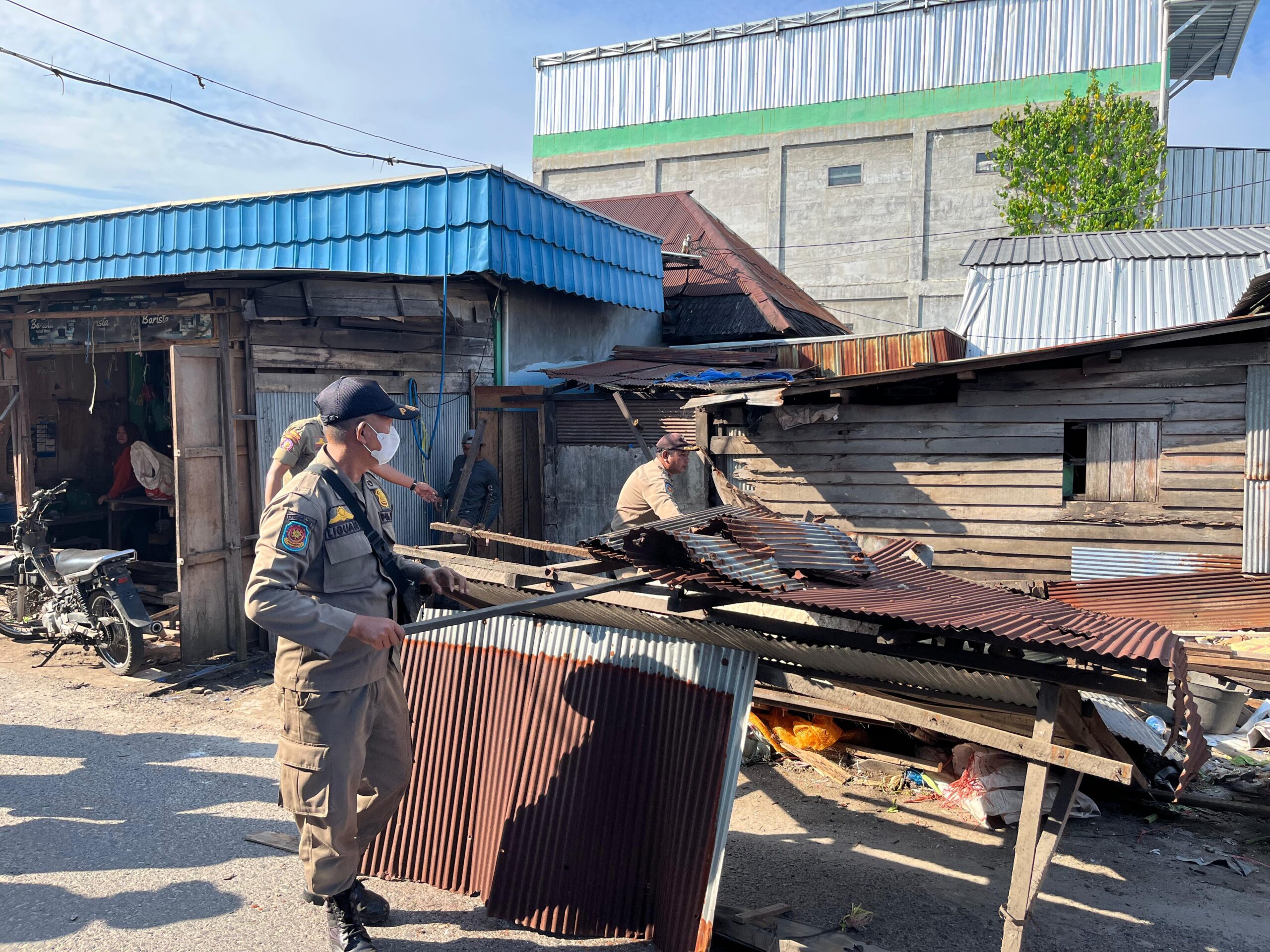 <p>Petugas Satpol PP saat melakukan pembongkaran lapak pedagang di Kawasan Pasar Keramat, belum lama ini yang dianggap salah sasaran. (Foto: Dok Apri) </p>